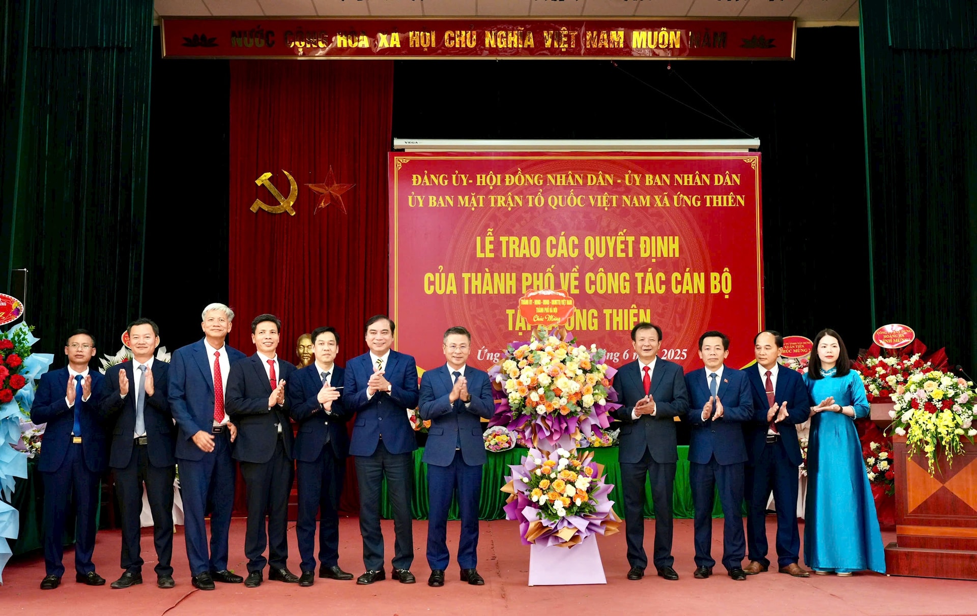 Công bố các quyết định nhân sự xã Ứng Thiên - ảnh 4