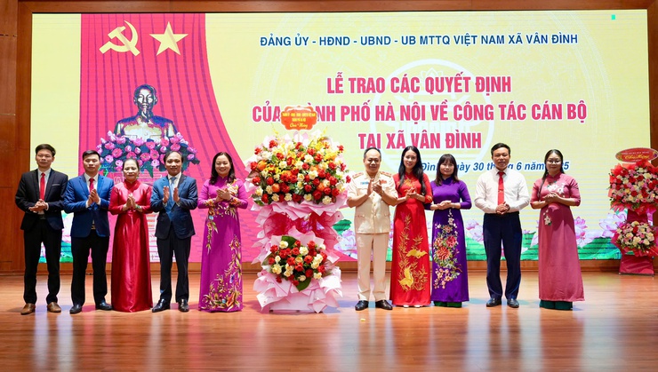 Công bố các quyết định công tác cán bộ xã Vân Đình - ảnh 1