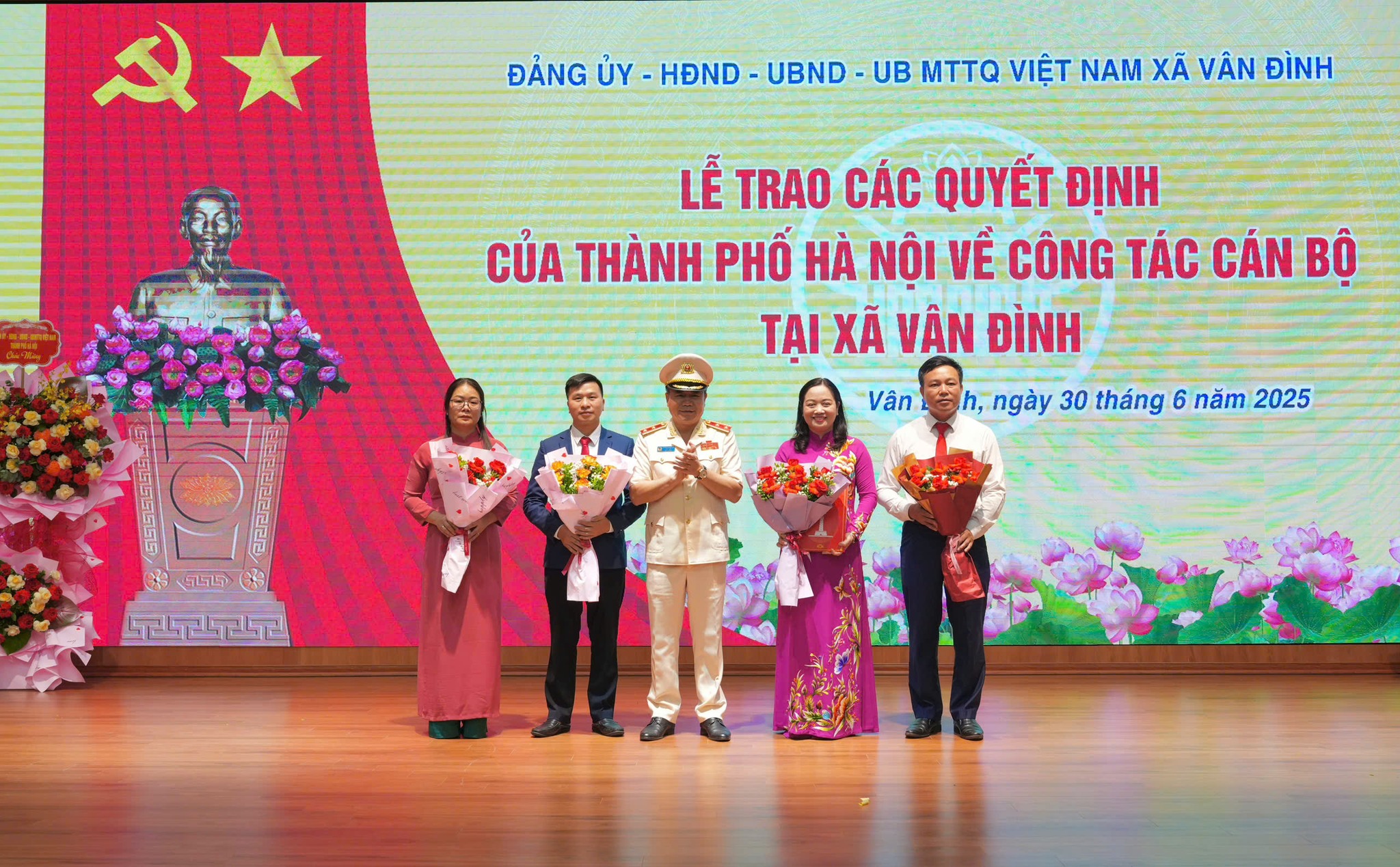 Công bố các quyết định công tác cán bộ xã Vân Đình - ảnh 2