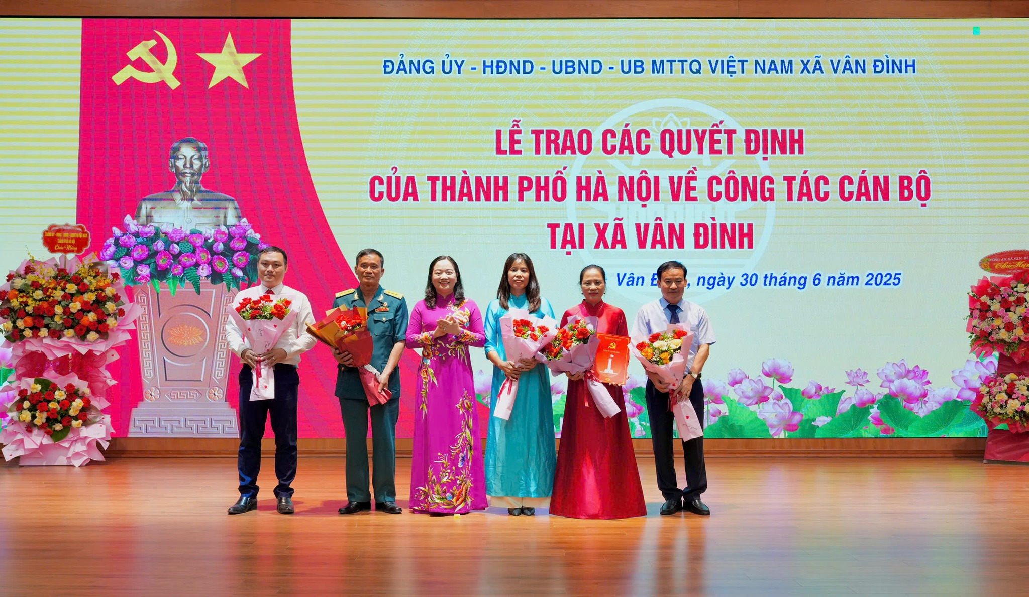 Công bố các quyết định công tác cán bộ xã Vân Đình - ảnh 4