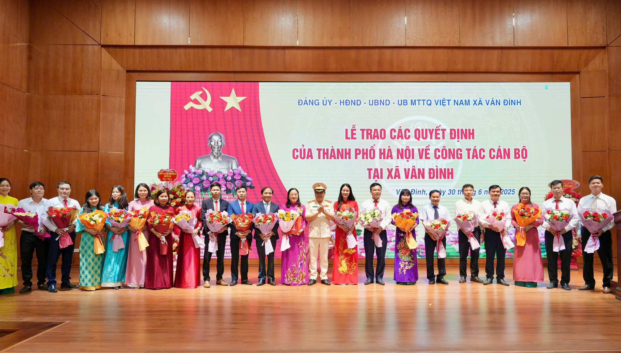 Công bố các quyết định công tác cán bộ xã Vân Đình - ảnh 5