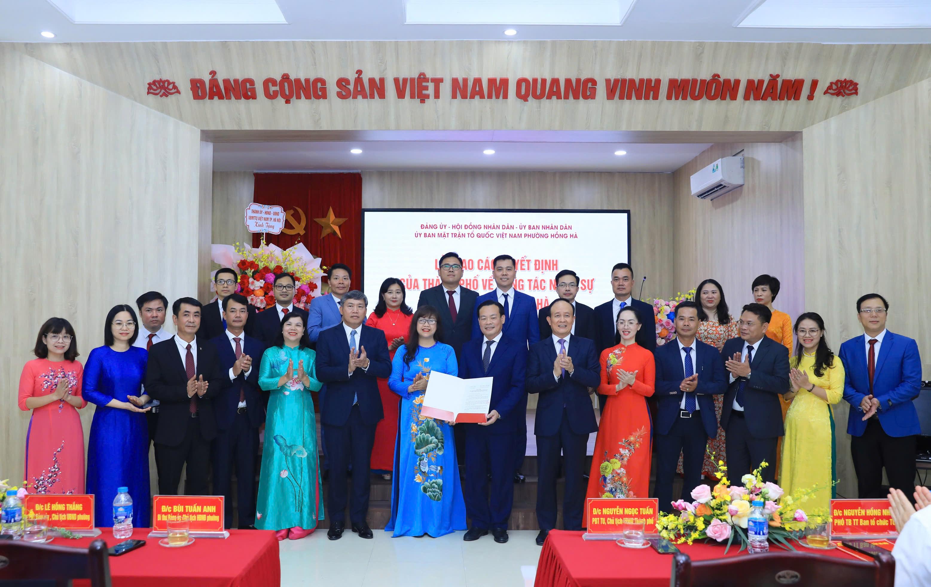 Công bố các quyết định về công tác cán bộ tại phường Hồng Hà - ảnh 4