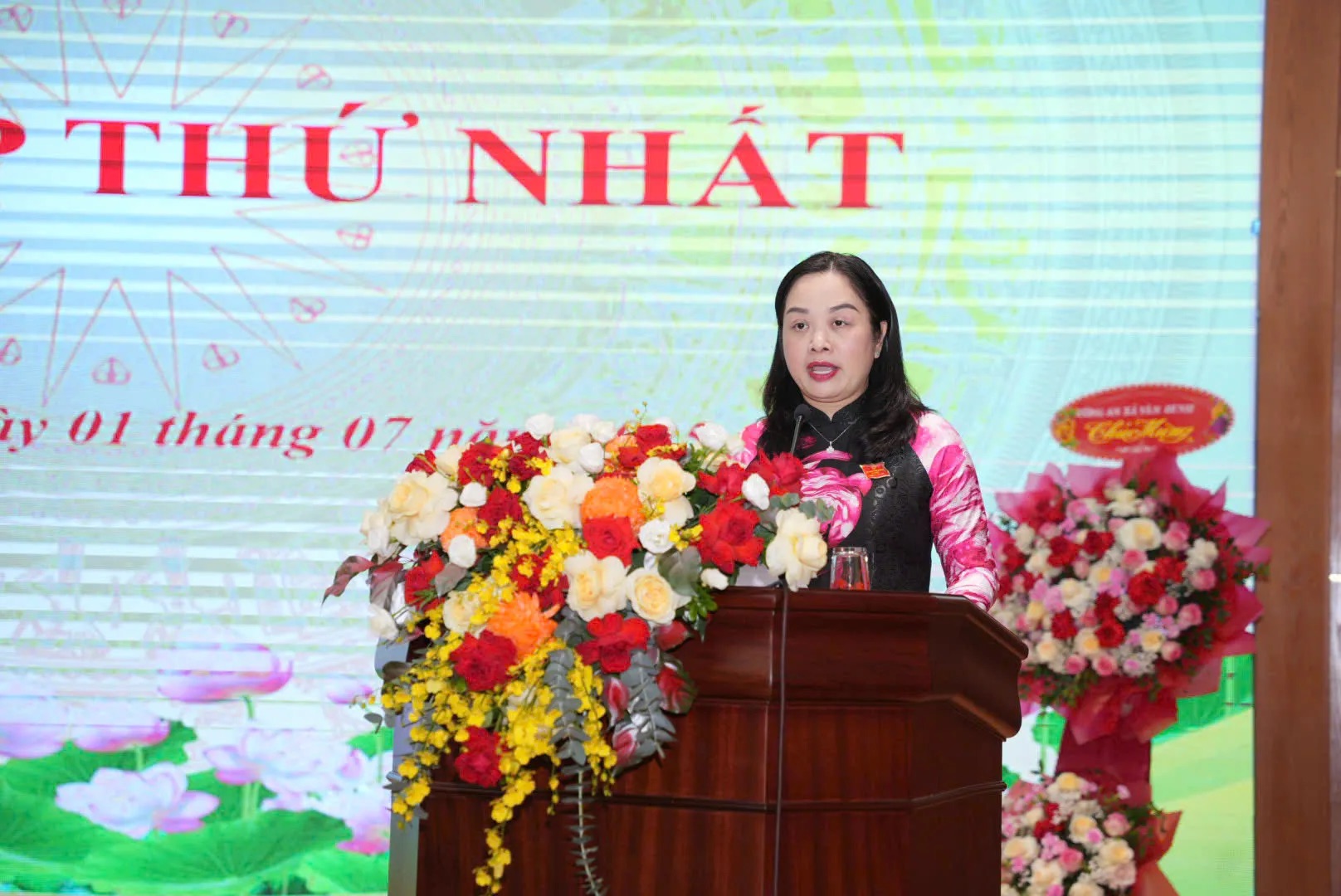 Kỳ họp thứ nhất HĐND xã Vân Đình công bố bộ máy nhân sự - ảnh 1