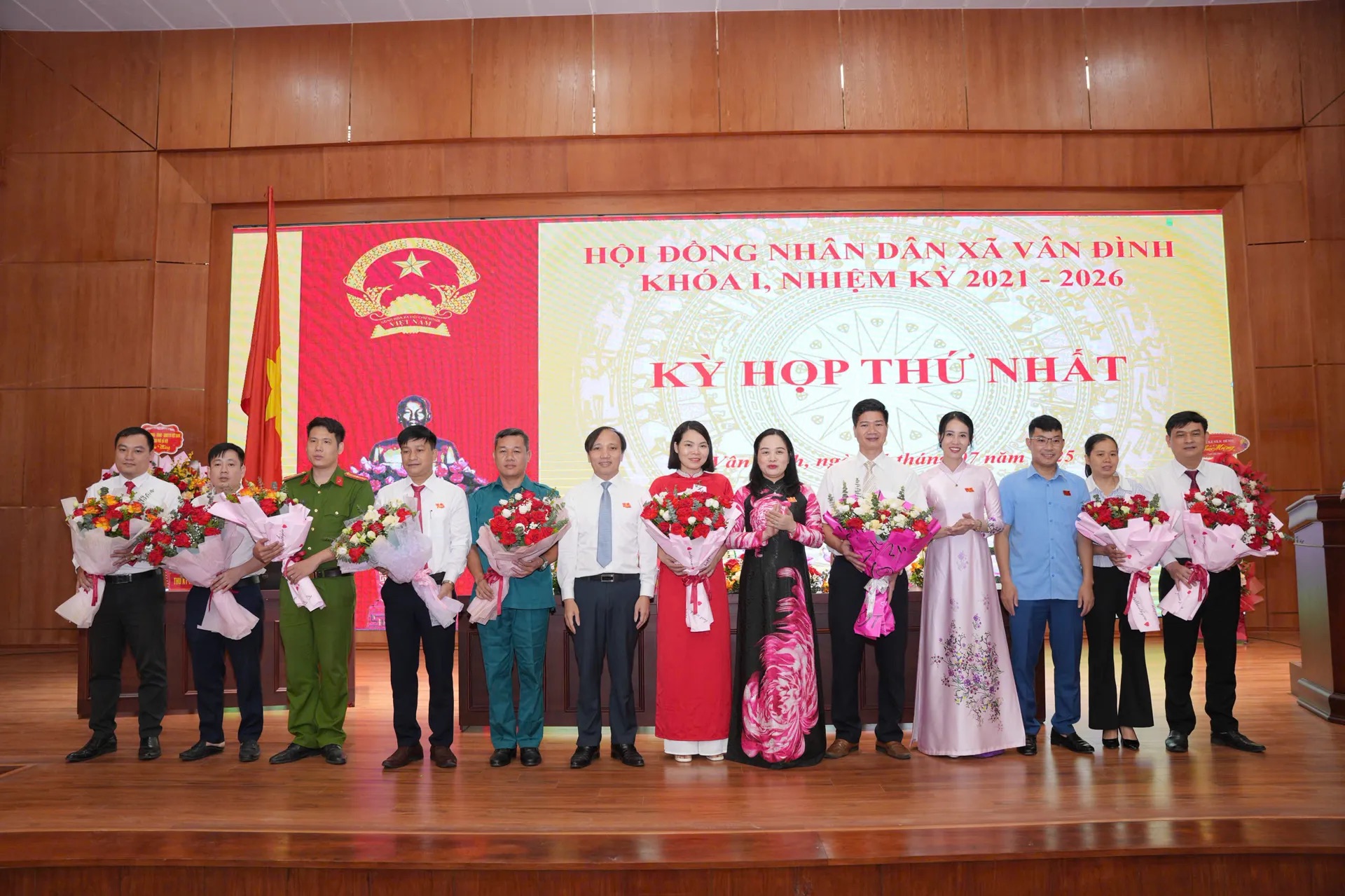 Kỳ họp thứ nhất HĐND xã Vân Đình công bố bộ máy nhân sự - ảnh 2