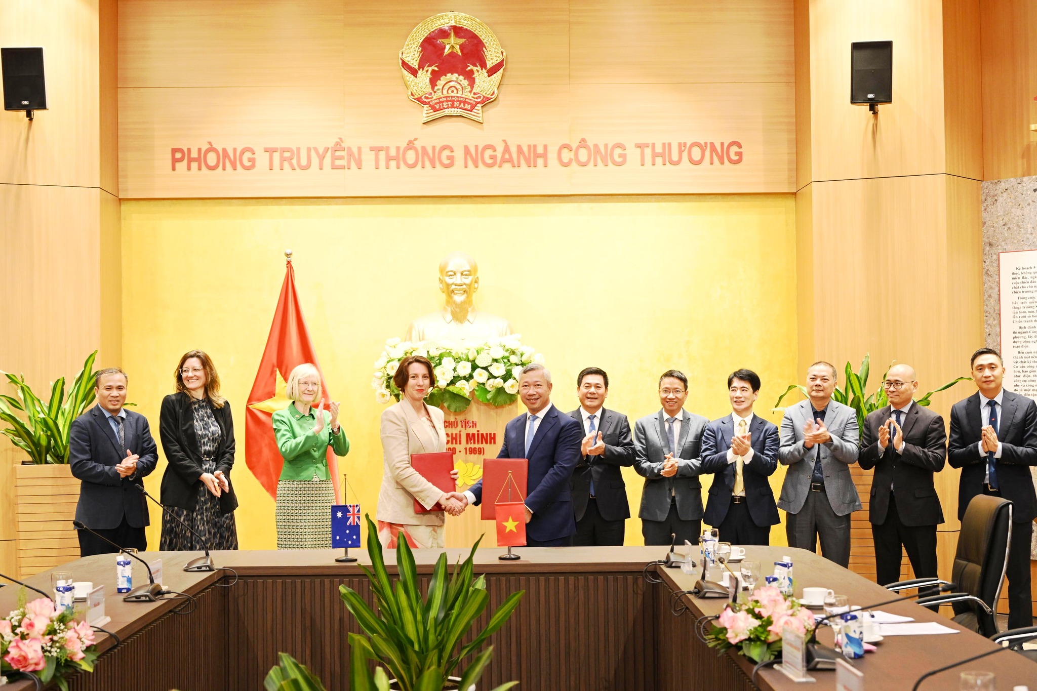 Bộ trưởng Bộ Công Thương Nguyễn Hồng Diên tiếp tân Đại sứ Úc tại Việt Nam - ảnh 4