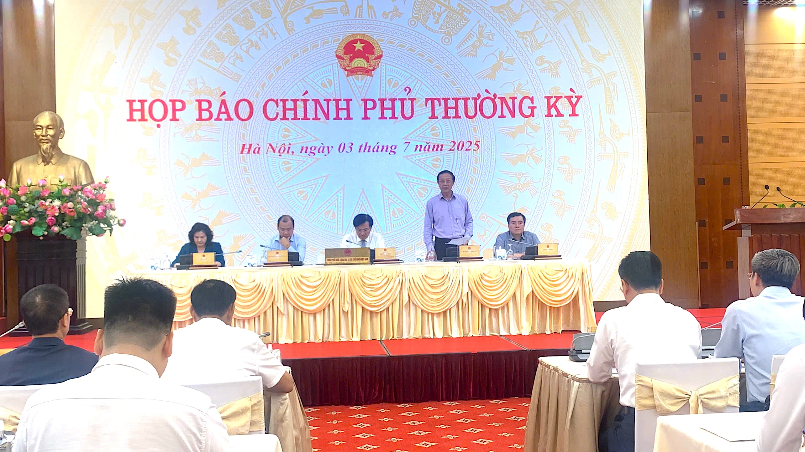 Thứ trưởng Bộ Giáo dục và Đào tạo: Sắp có chính sách học bổng cho người học các ngành học STEM - ảnh 1