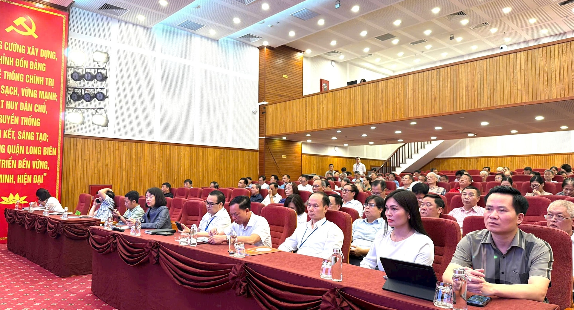 Cử tri kiến nghị gặp nhiều khó khăn, vướng mắc thủ tục hành chính do quy hoạch vụ thoát lũ - ảnh 2