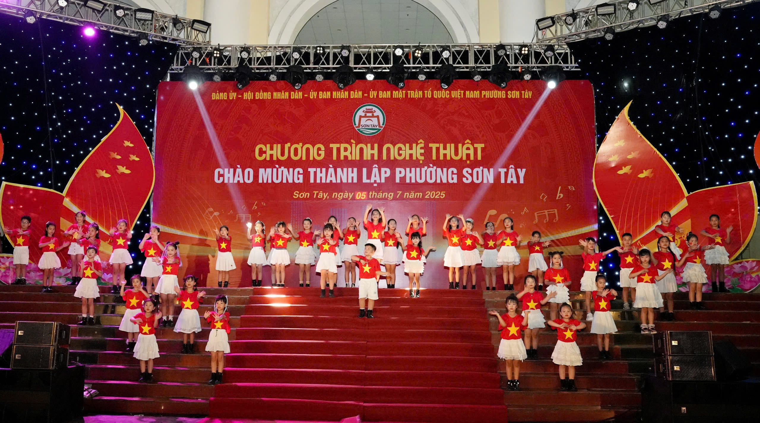 Sơn Tây: Tưng bừng chương trình nghệ thuật chào mừng phường mới - ảnh 4