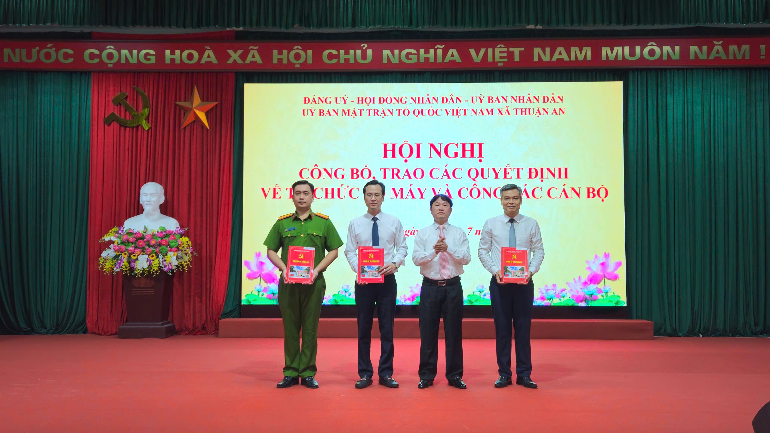 Xã Thuận An trao các quyết định tổ chức bộ máy và công tác cán bộ - ảnh 2