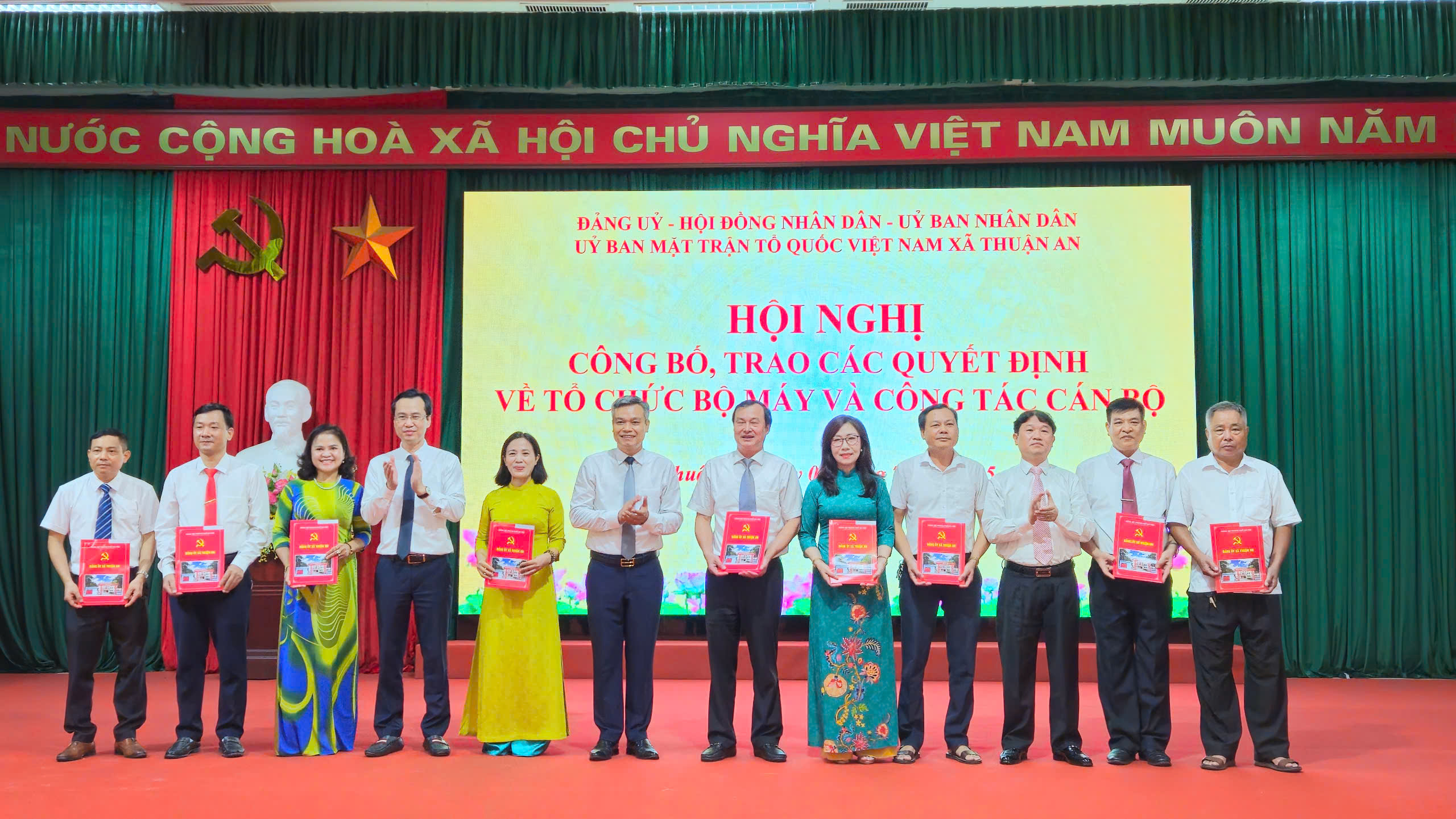 Xã Thuận An trao các quyết định tổ chức bộ máy và công tác cán bộ - ảnh 3