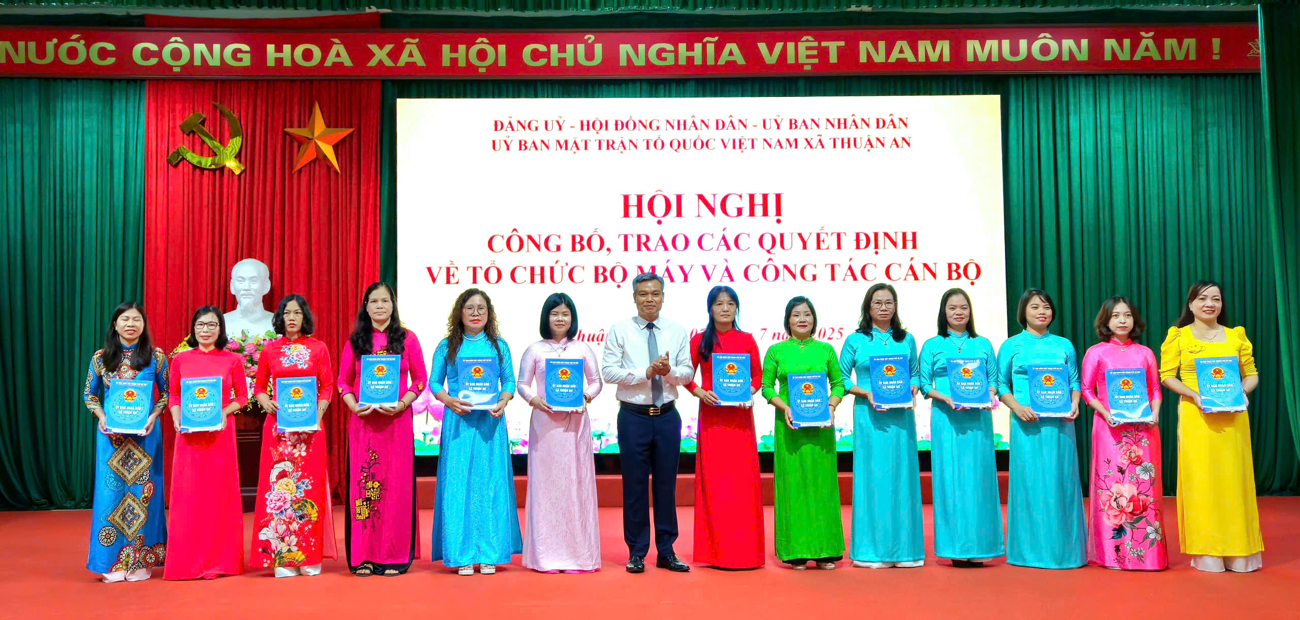 Xã Thuận An trao các quyết định tổ chức bộ máy và công tác cán bộ - ảnh 5