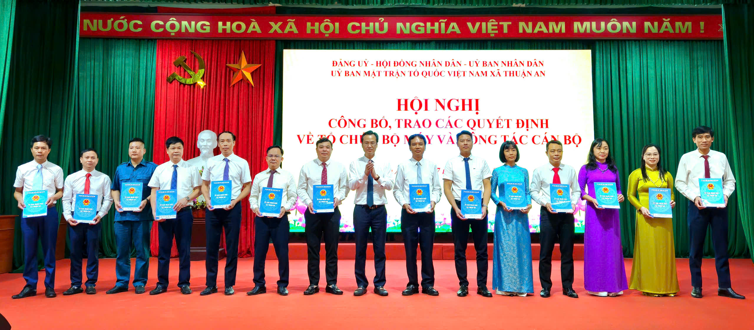 Xã Thuận An trao các quyết định tổ chức bộ máy và công tác cán bộ - ảnh 6