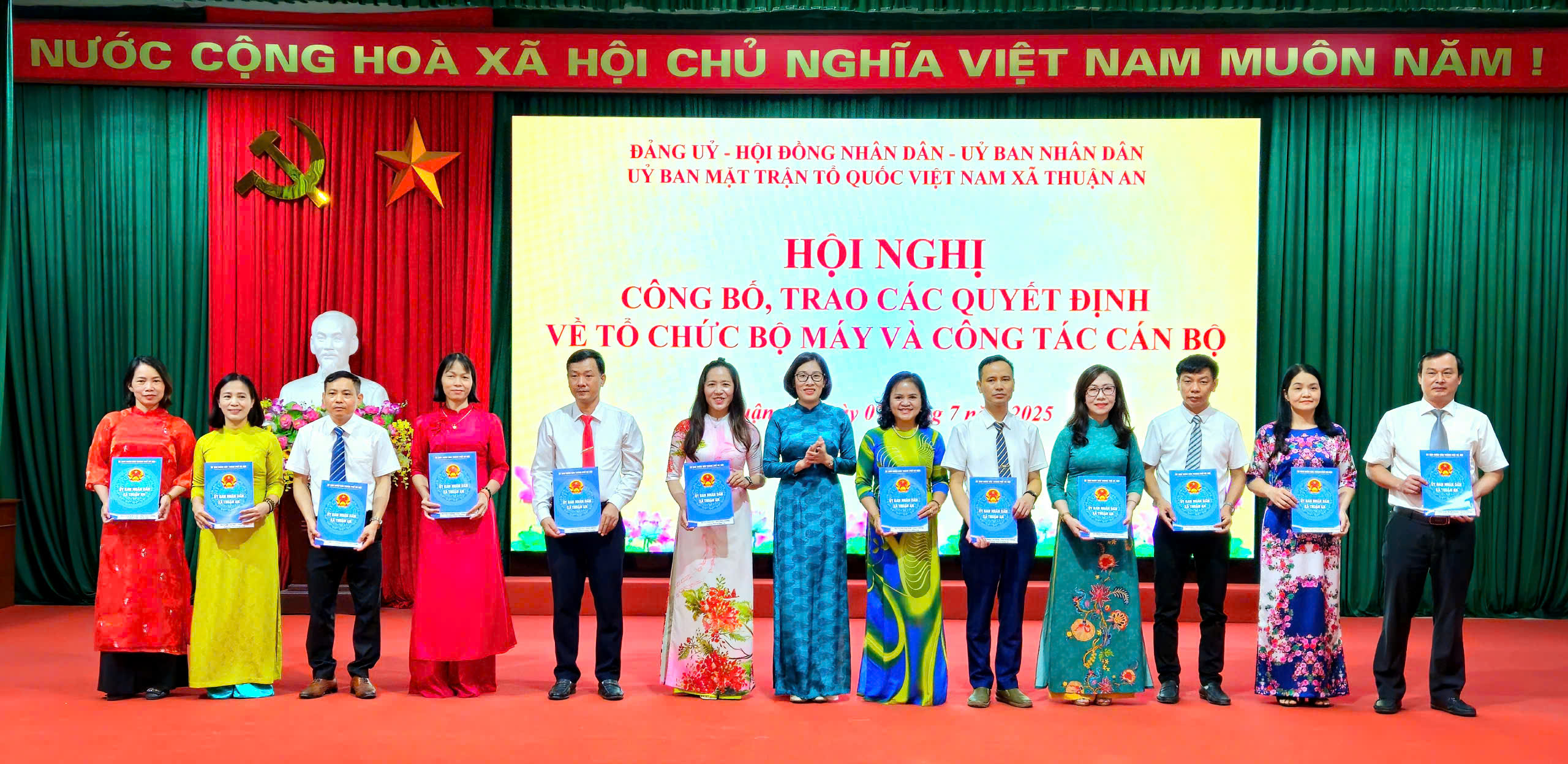 Xã Thuận An trao các quyết định tổ chức bộ máy và công tác cán bộ - ảnh 7