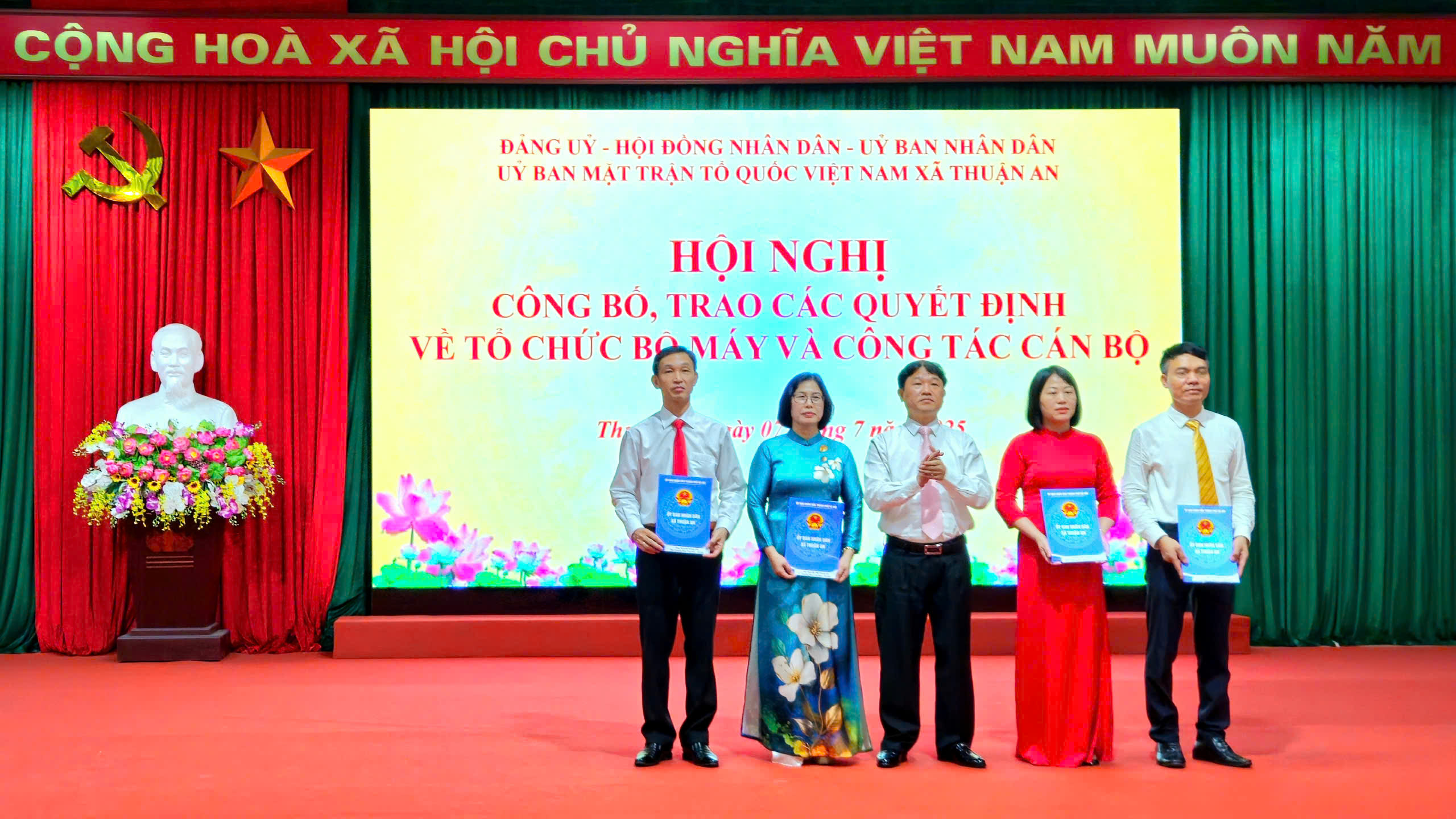 Xã Thuận An trao các quyết định tổ chức bộ máy và công tác cán bộ - ảnh 8