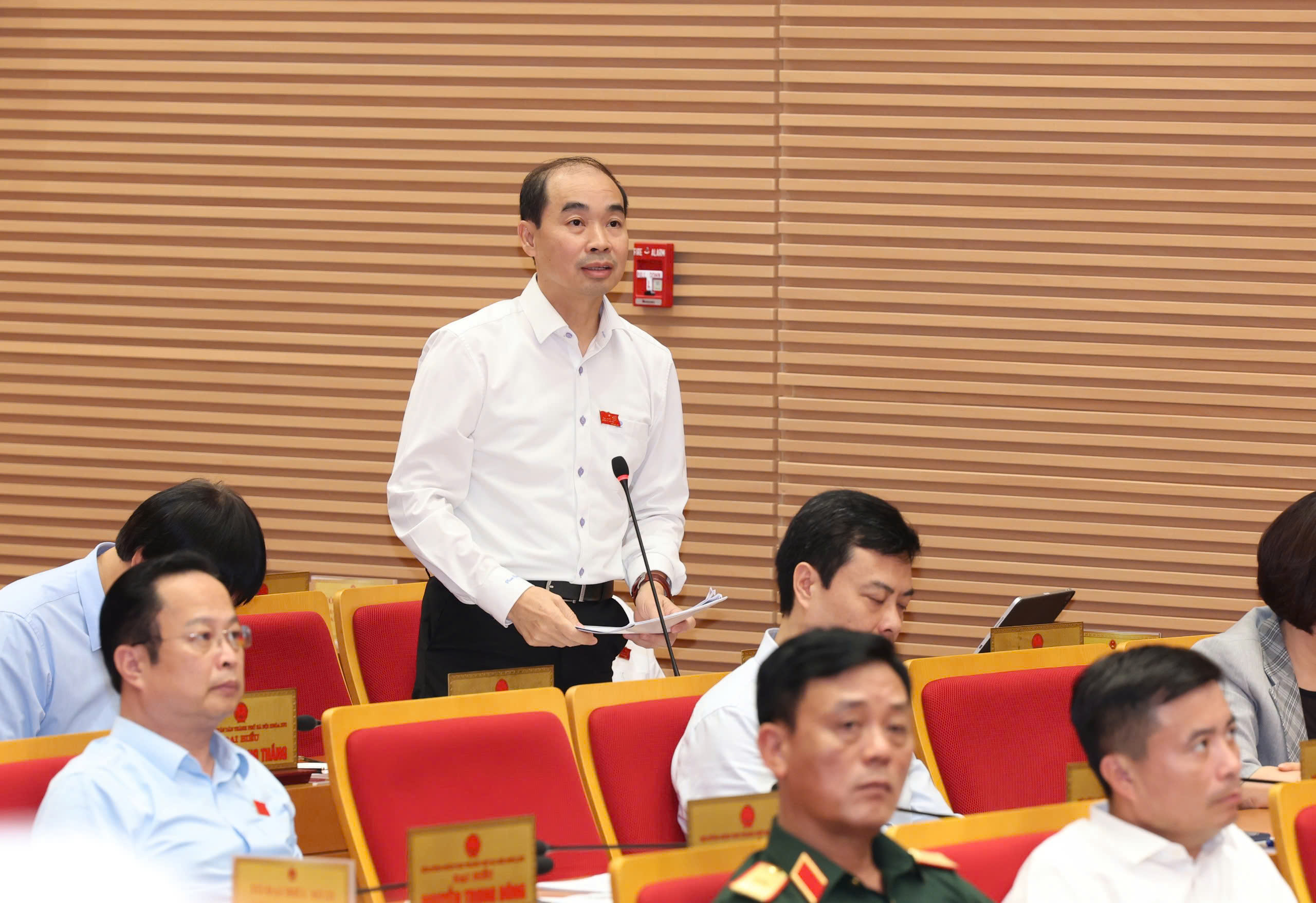 Cần giao rõ trách nhiệm cho UBND xã, phường kiên quyết xử lý hàng rong ở cổng trường - ảnh 1