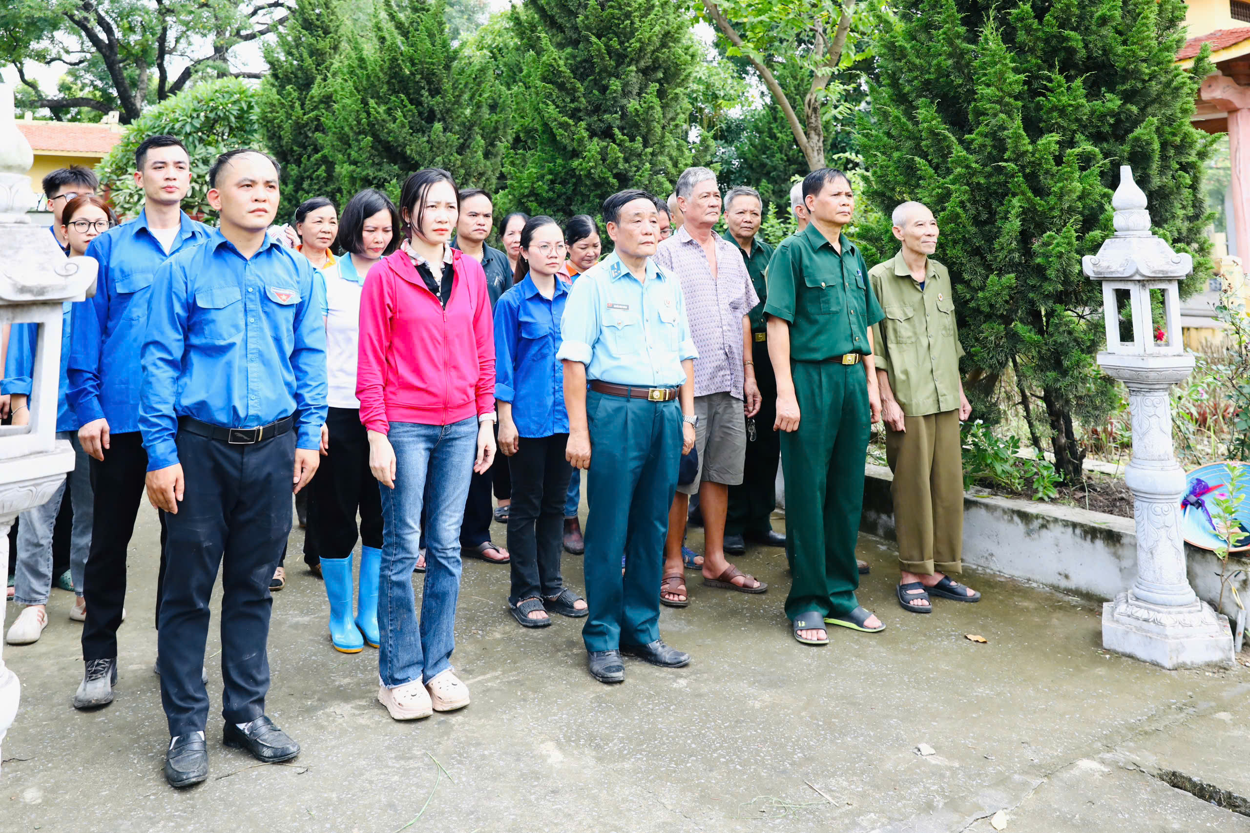 Xã Sơn Đồng ra quân tổng vệ sinh, dọn dẹp, làm đẹp nghĩa trang liệt sĩ - ảnh 1