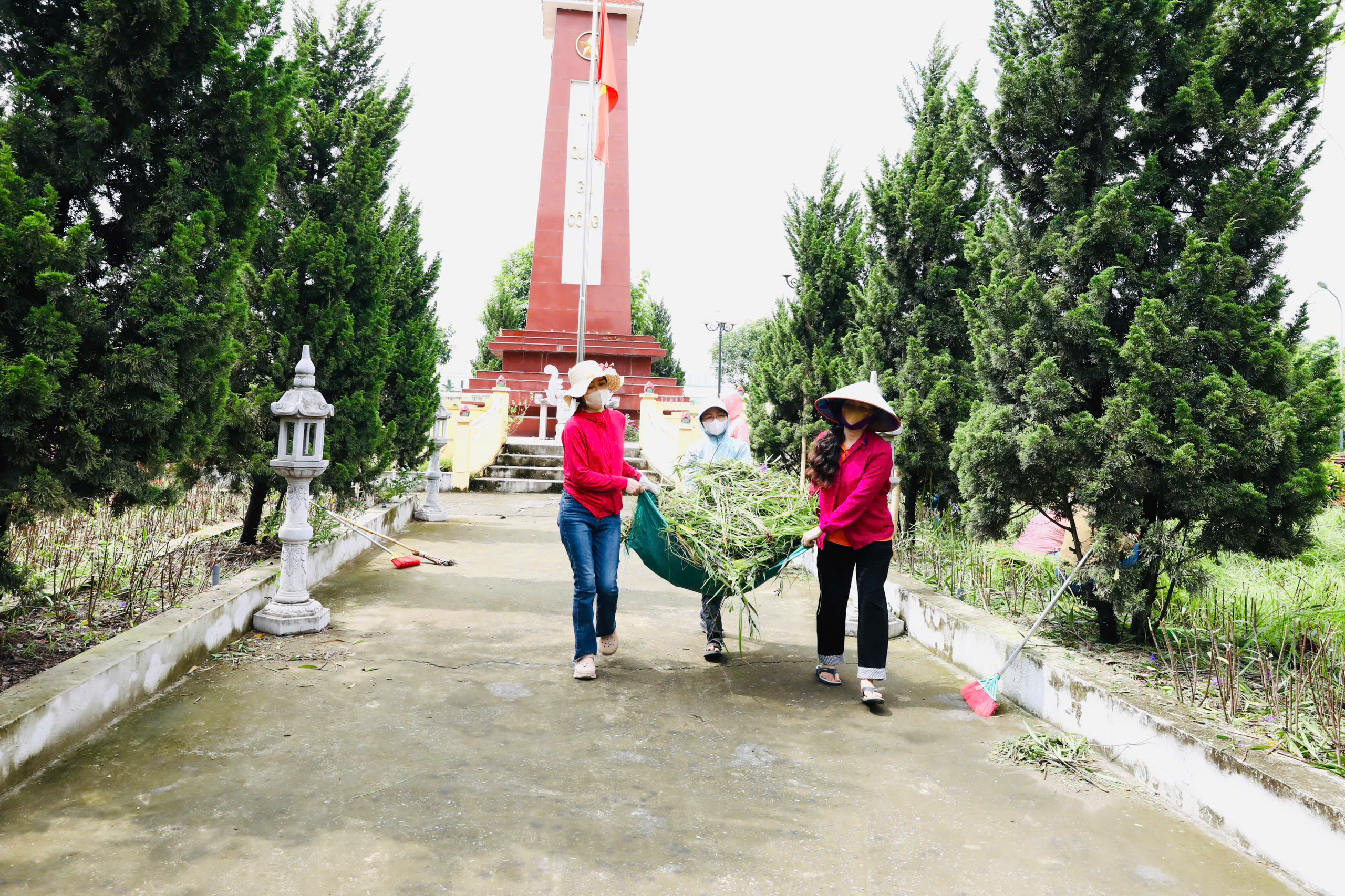 Xã Sơn Đồng ra quân tổng vệ sinh, dọn dẹp, làm đẹp nghĩa trang liệt sĩ - ảnh 3
