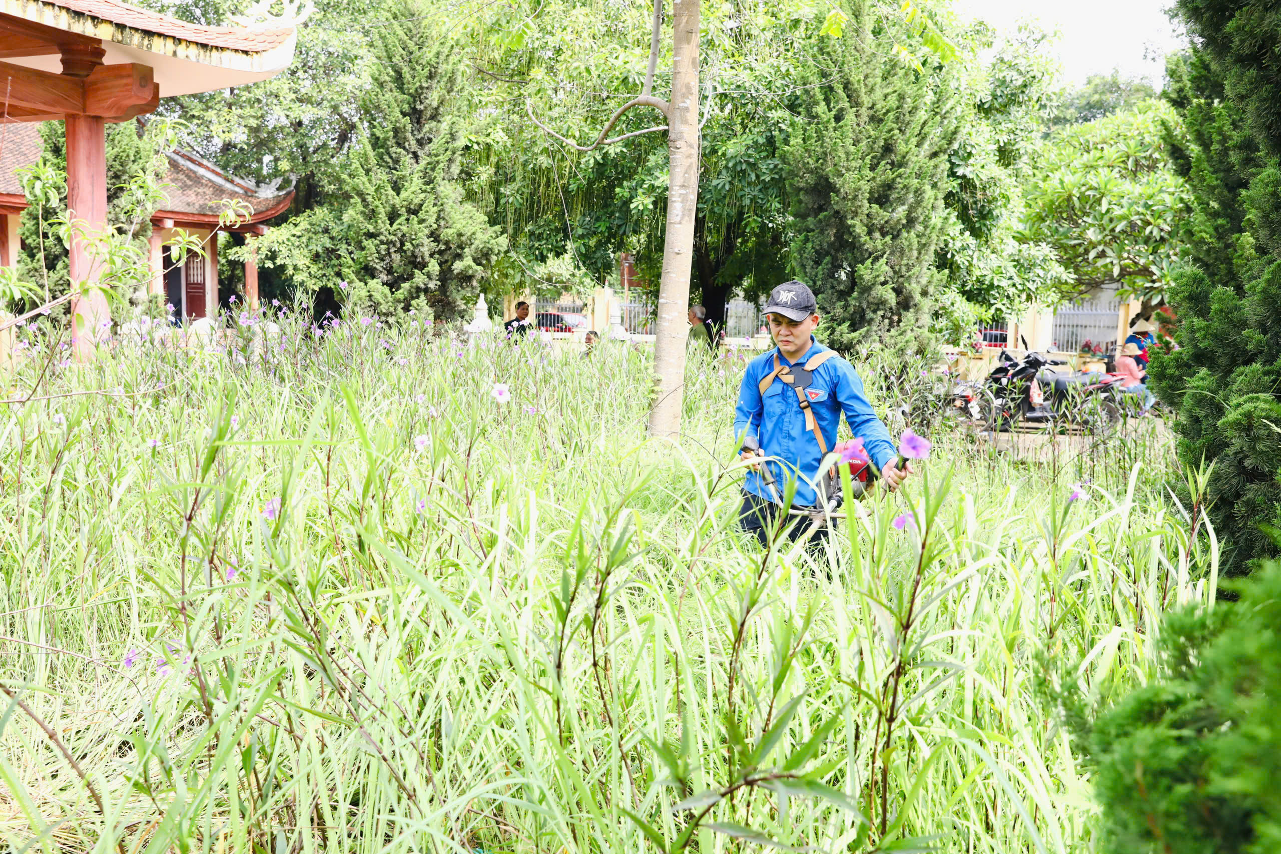 Xã Sơn Đồng ra quân tổng vệ sinh, dọn dẹp, làm đẹp nghĩa trang liệt sĩ - ảnh 7