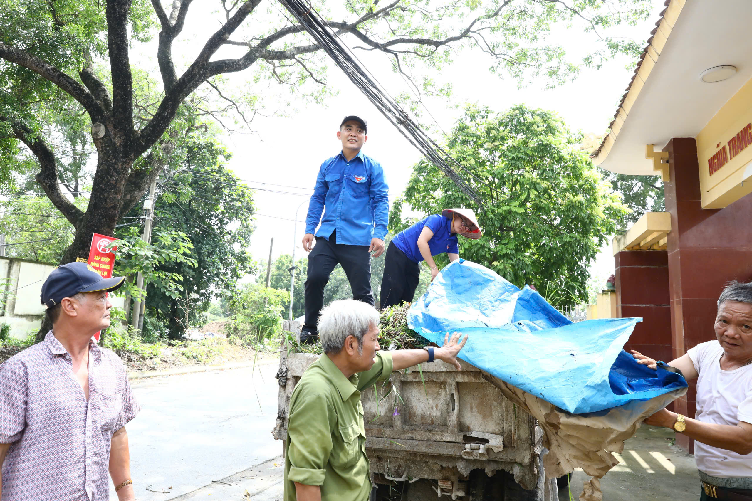Xã Sơn Đồng ra quân tổng vệ sinh, dọn dẹp, làm đẹp nghĩa trang liệt sĩ - ảnh 6