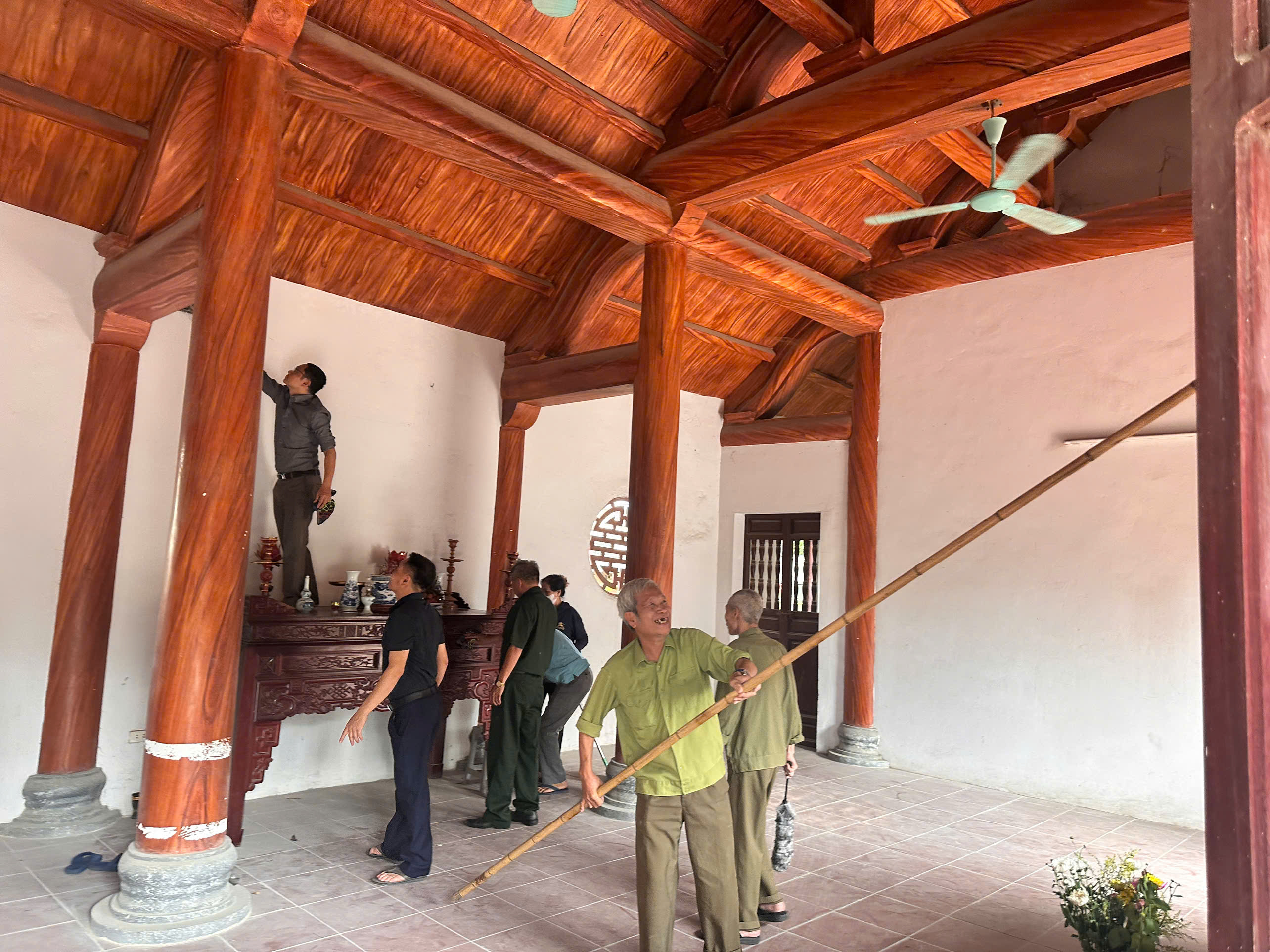 Xã Sơn Đồng ra quân tổng vệ sinh, dọn dẹp, làm đẹp nghĩa trang liệt sĩ - ảnh 2