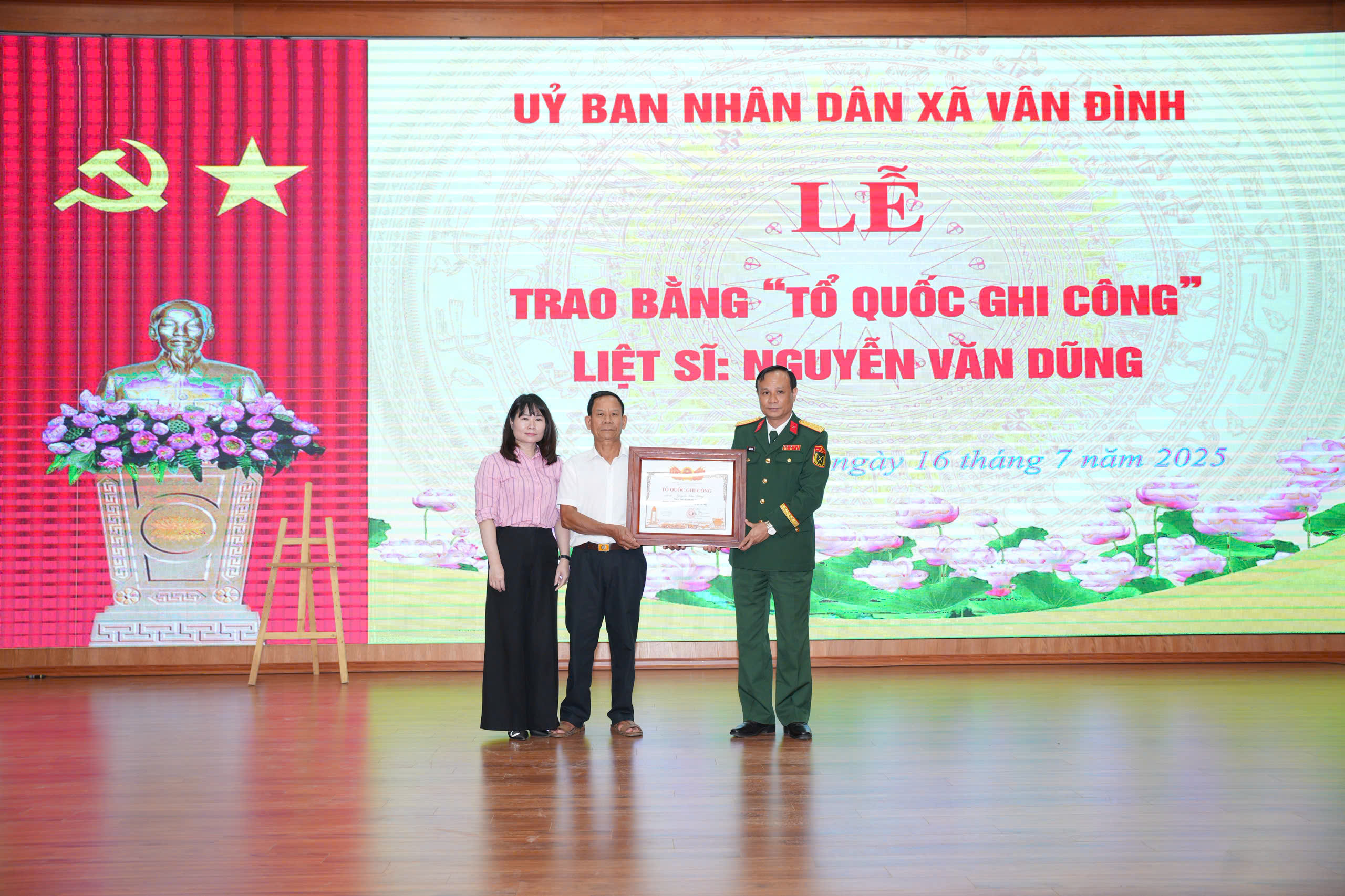 Xã Vân Đình trao Bằng “Tổ quốc ghi công” liệt sĩ Nguyễn Văn Dũng cho thân nhân liệt sĩ - ảnh 6