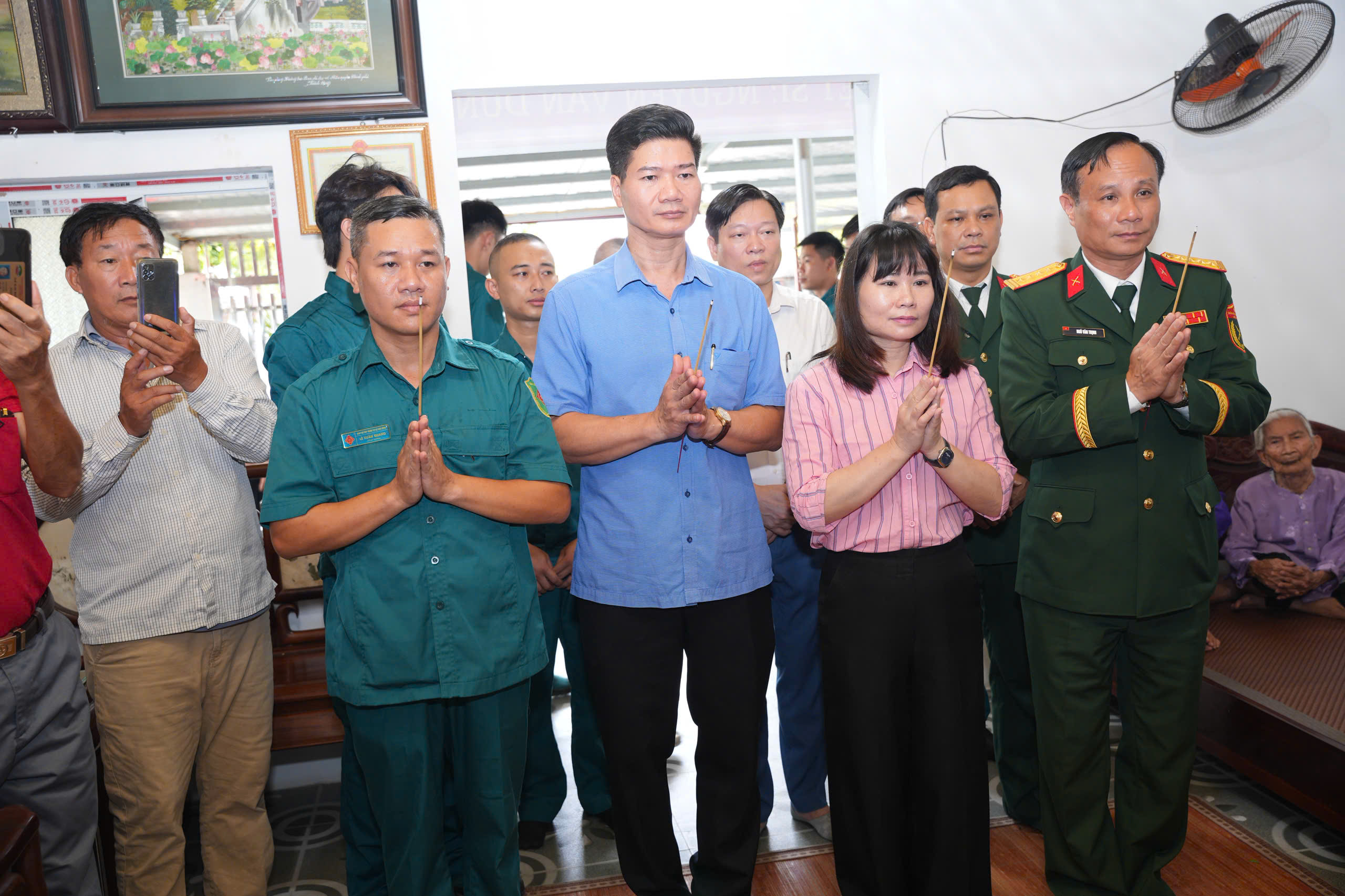 Xã Vân Đình trao Bằng “Tổ quốc ghi công” liệt sĩ Nguyễn Văn Dũng cho thân nhân liệt sĩ - ảnh 5
