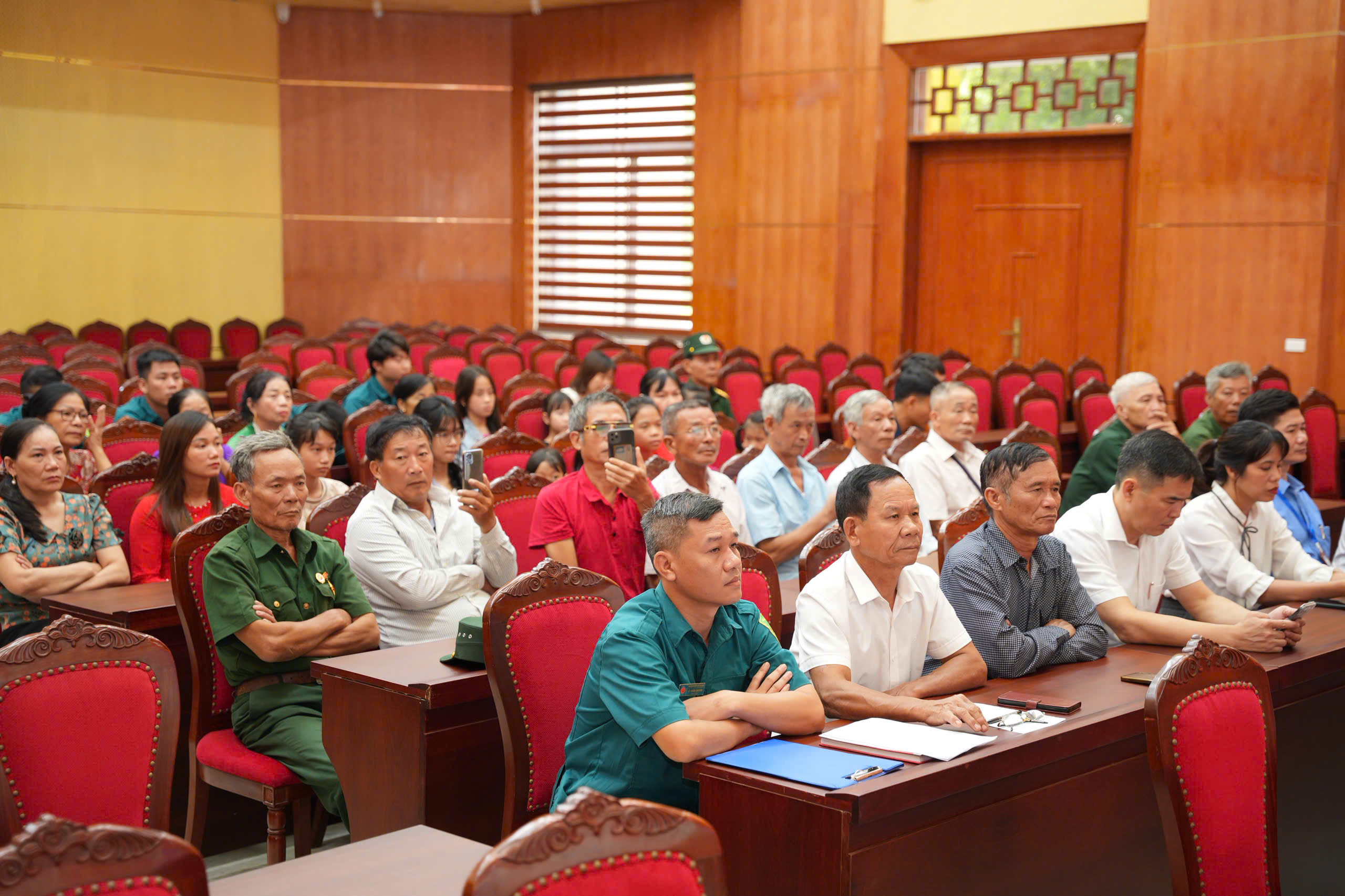 Xã Vân Đình trao Bằng “Tổ quốc ghi công” liệt sĩ Nguyễn Văn Dũng cho thân nhân liệt sĩ - ảnh 3
