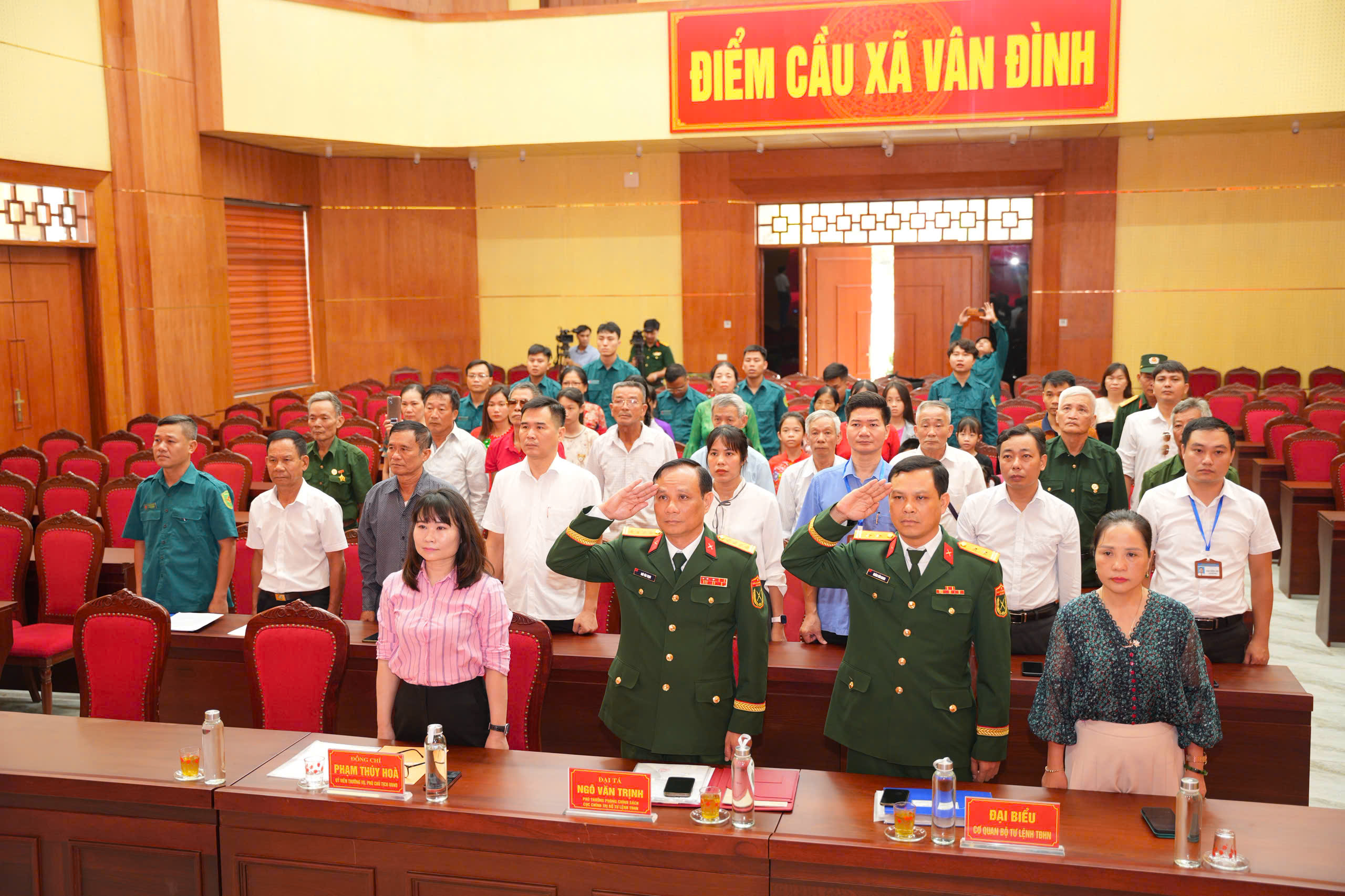 Xã Vân Đình trao Bằng “Tổ quốc ghi công” liệt sĩ Nguyễn Văn Dũng cho thân nhân liệt sĩ - ảnh 1