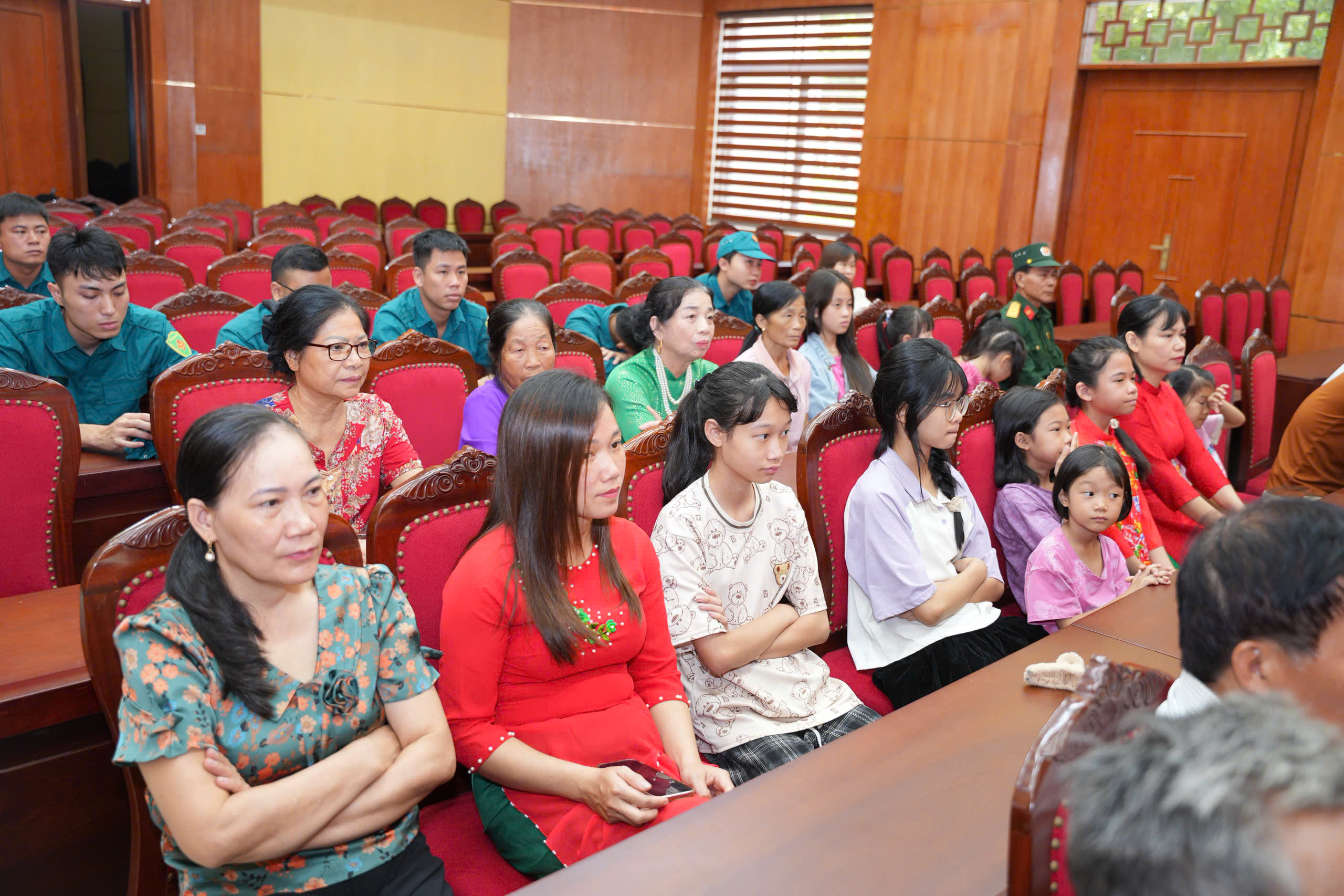 Xã Vân Đình trao Bằng “Tổ quốc ghi công” liệt sĩ Nguyễn Văn Dũng cho thân nhân liệt sĩ - ảnh 4