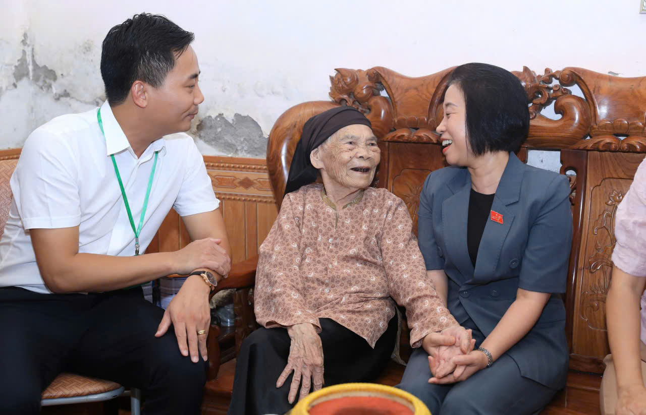 Đoàn Đại biểu Quốc hội TP Hà Nội tặng quà gia đình chính sách tại xã Minh Châu - ảnh 6