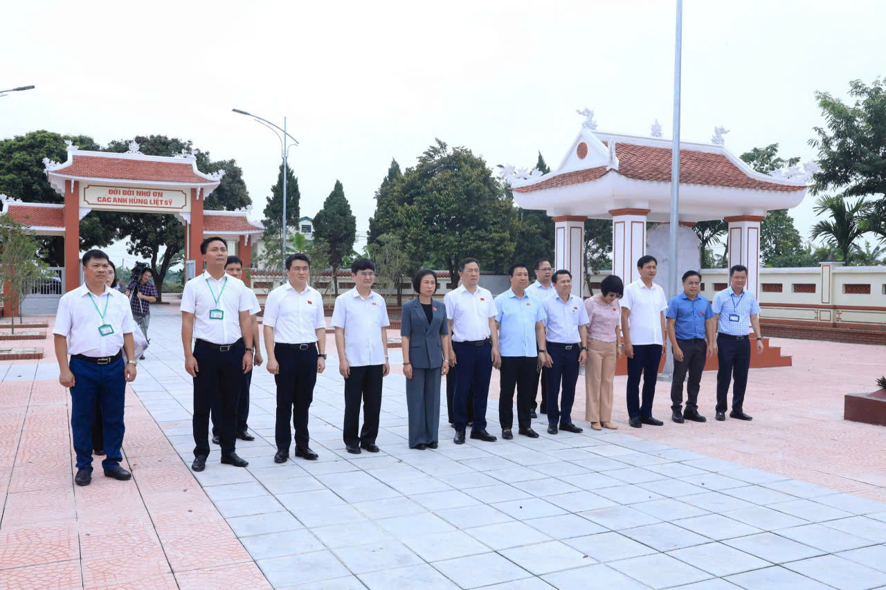 Đoàn Đại biểu Quốc hội TP Hà Nội tặng quà gia đình chính sách tại xã Minh Châu - ảnh 1
