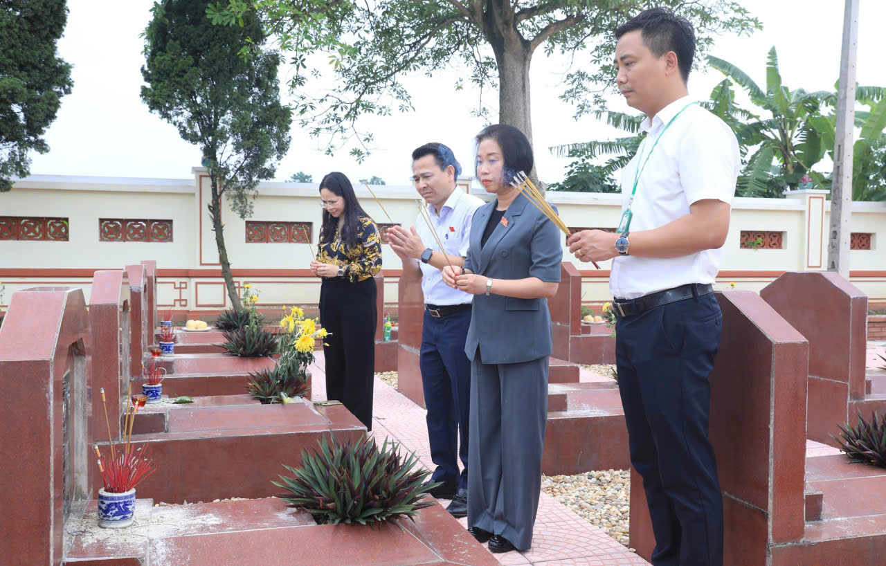 Đoàn Đại biểu Quốc hội TP Hà Nội tặng quà gia đình chính sách tại xã Minh Châu - ảnh 4