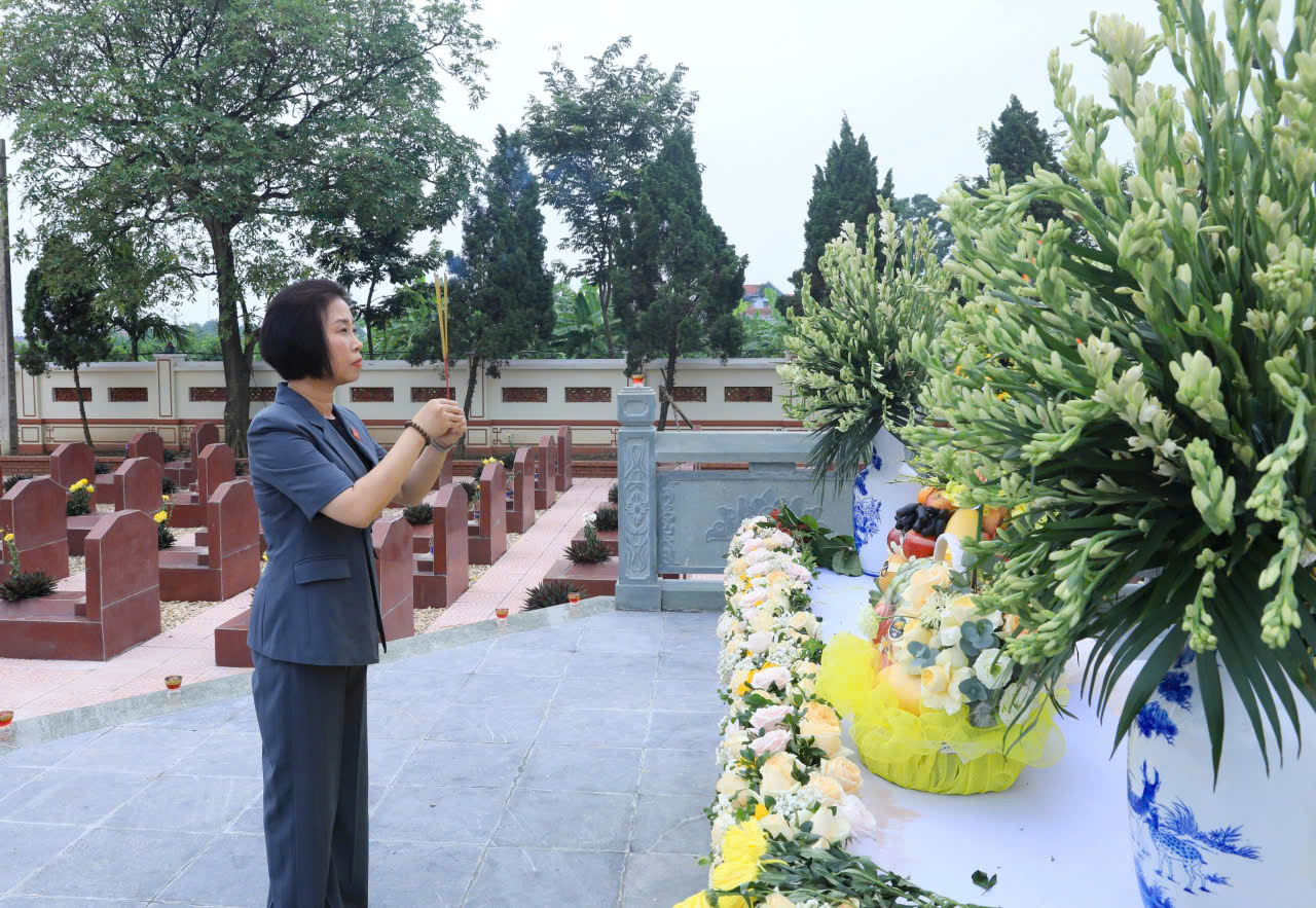 Đoàn Đại biểu Quốc hội TP Hà Nội tặng quà gia đình chính sách tại xã Minh Châu - ảnh 2