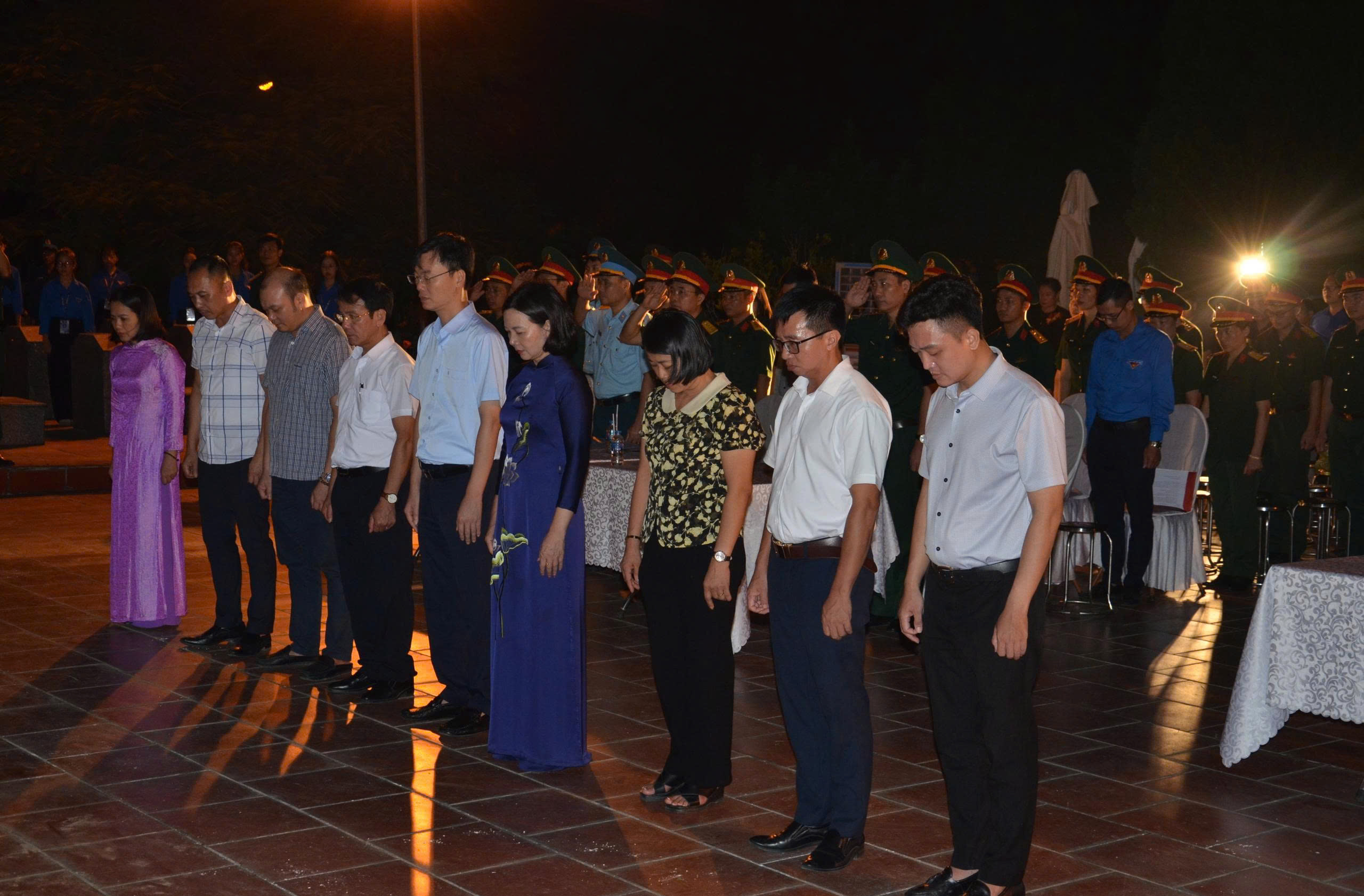 Phường Tùng Thiện thắp nến tri ân các anh hùng liệt sĩ - ảnh 2