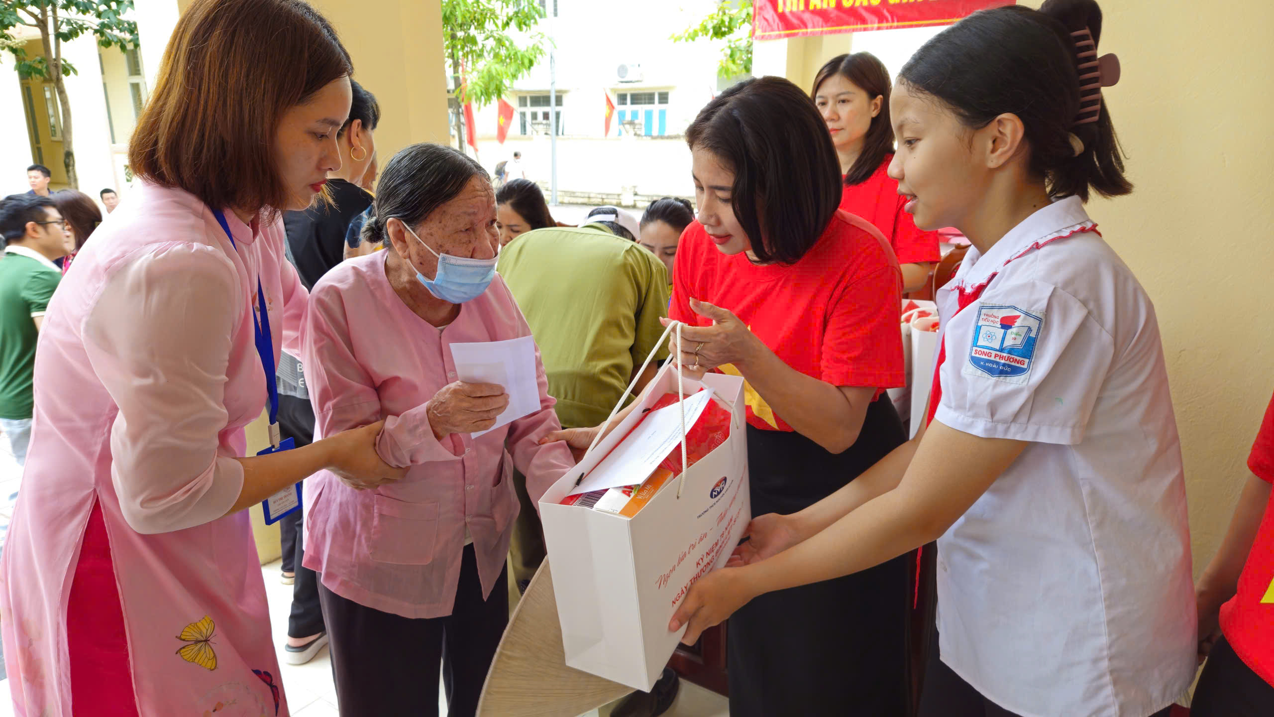 Xã Sơn Đồng tặng quà tri ân các gia đình chính sách - ảnh 9