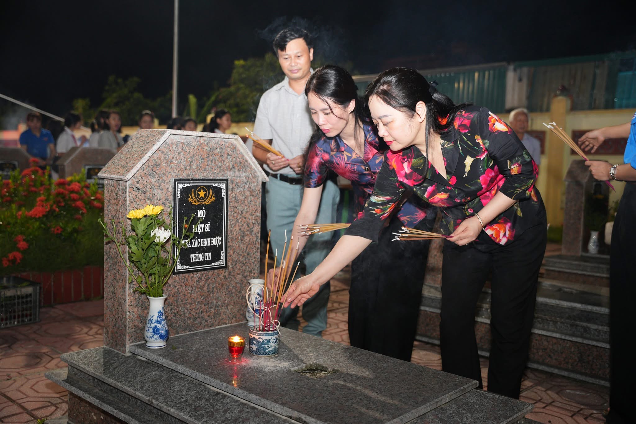 Xã Vân Đình thắp nến tri ân các anh hùng liệt sĩ - ảnh 4