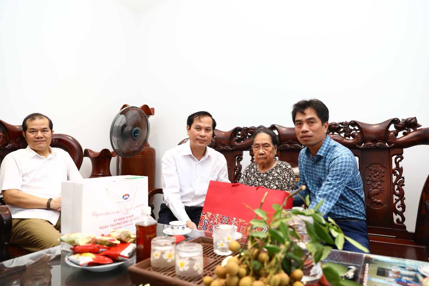 Xã Sơn Đồng tặng quà tri ân các gia đình chính sách - ảnh 6