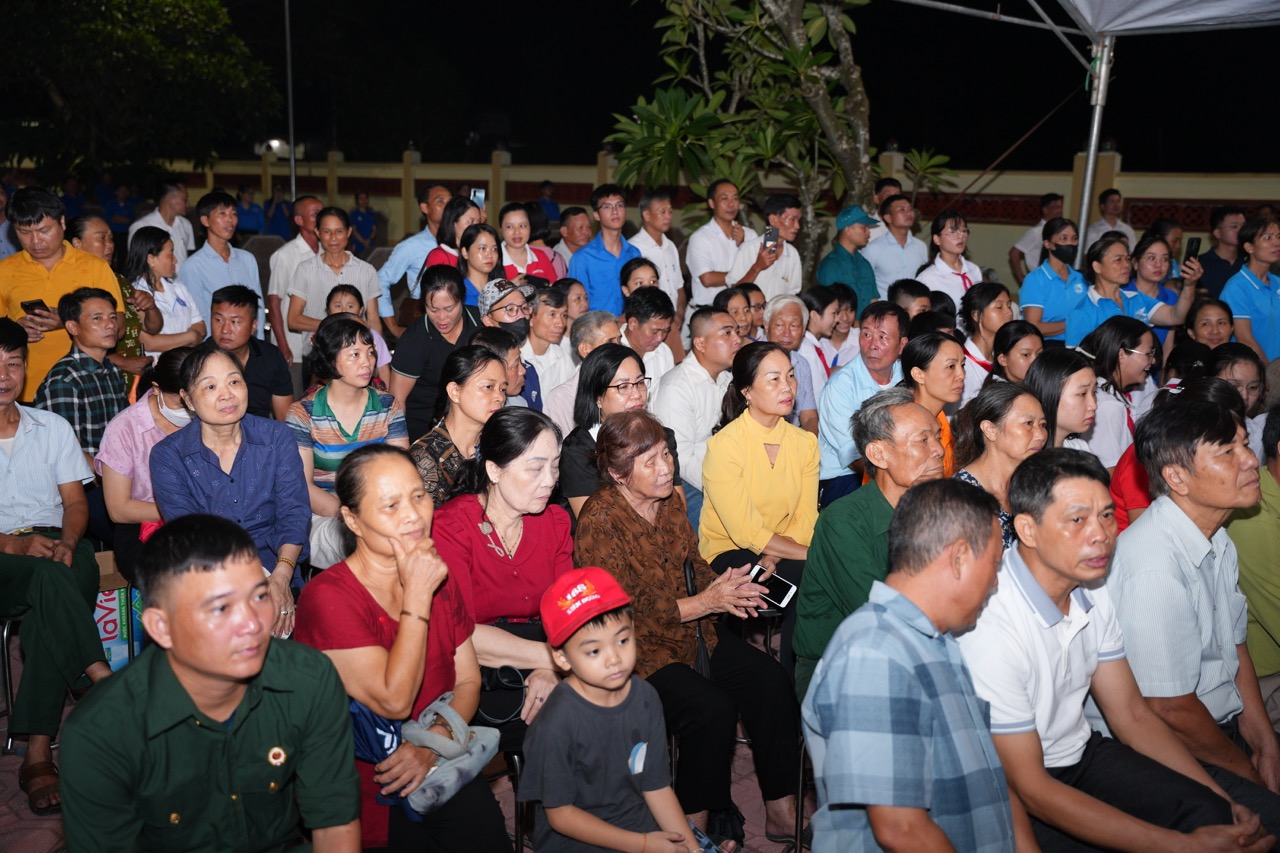 Xã Vân Đình thắp nến tri ân các anh hùng liệt sĩ - ảnh 8