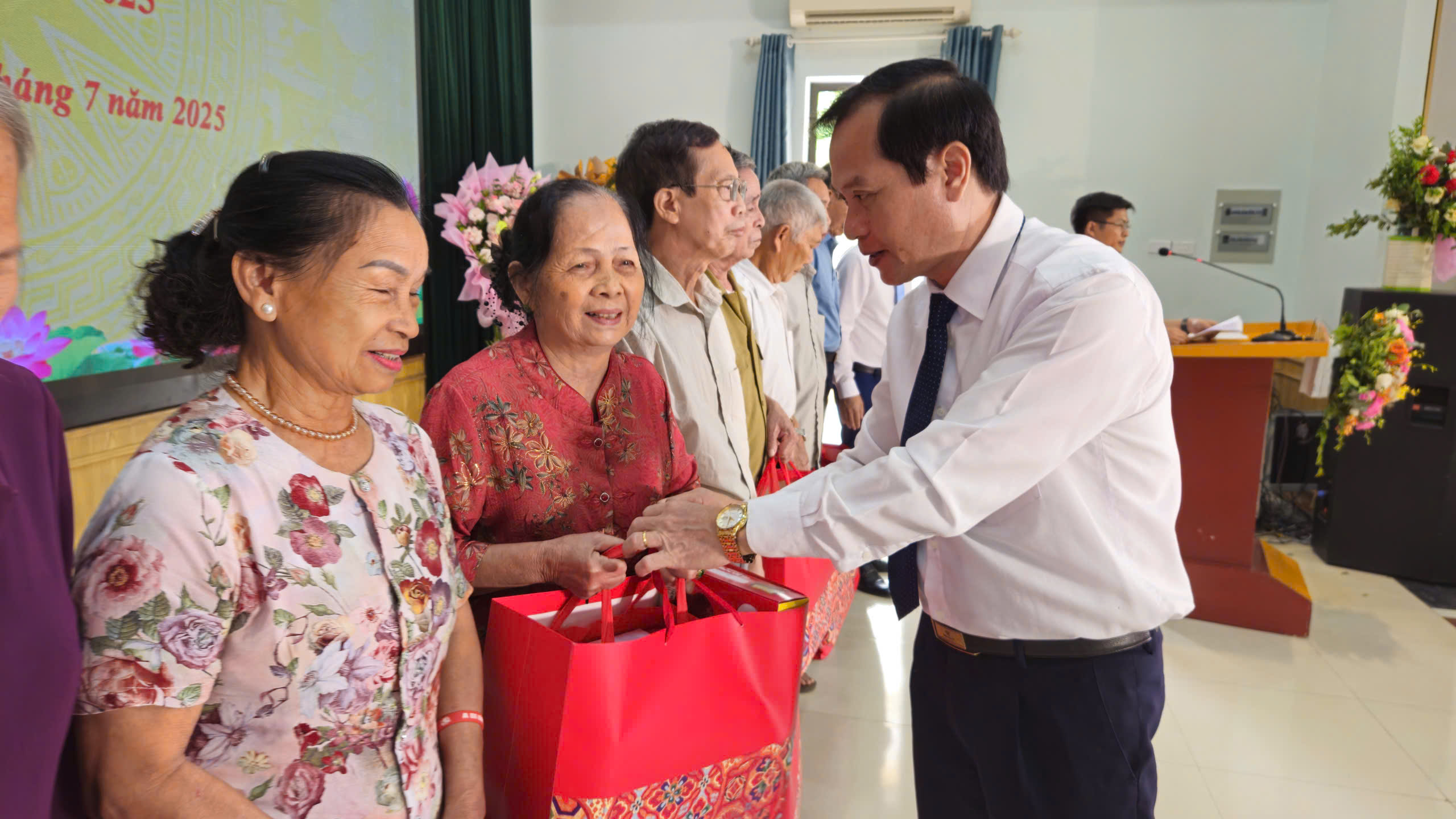 Xã Sơn Đồng tặng quà tri ân các gia đình chính sách - ảnh 3