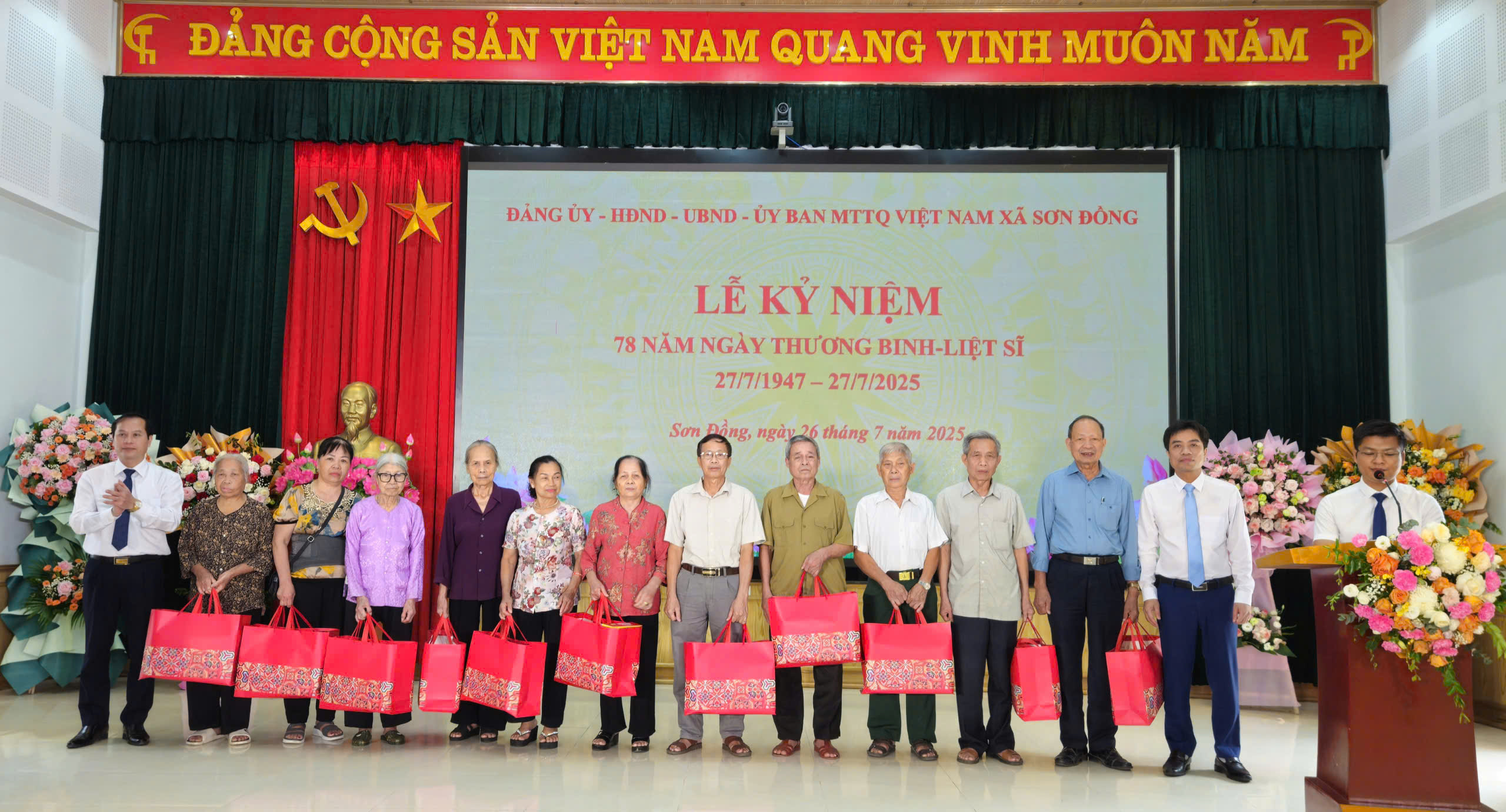 Xã Sơn Đồng tặng quà tri ân các gia đình chính sách - ảnh 5