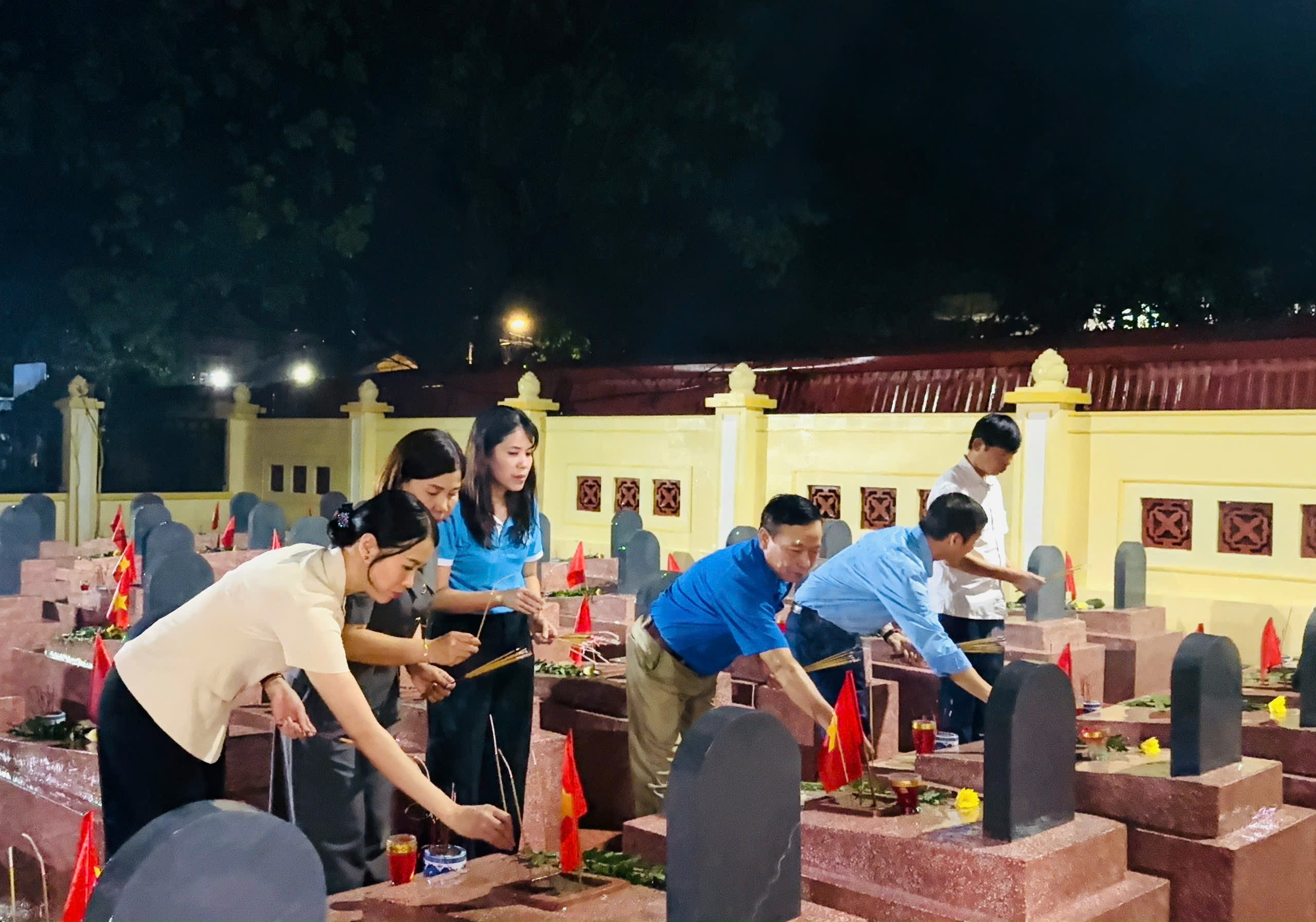 Xã Vân Đình thắp hương tri ân các Anh hùng liệt sĩ - ảnh 3
