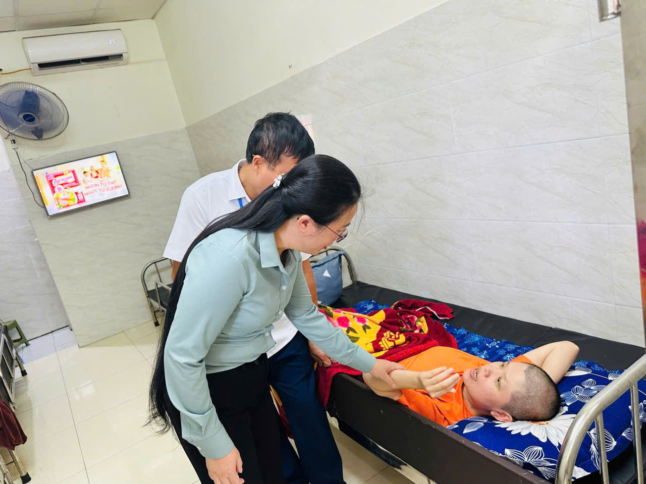 Hội Nông dân Hà Nội tặng quà các nạn nhân nhiễm chất độc da cam/dioxin - ảnh 3
