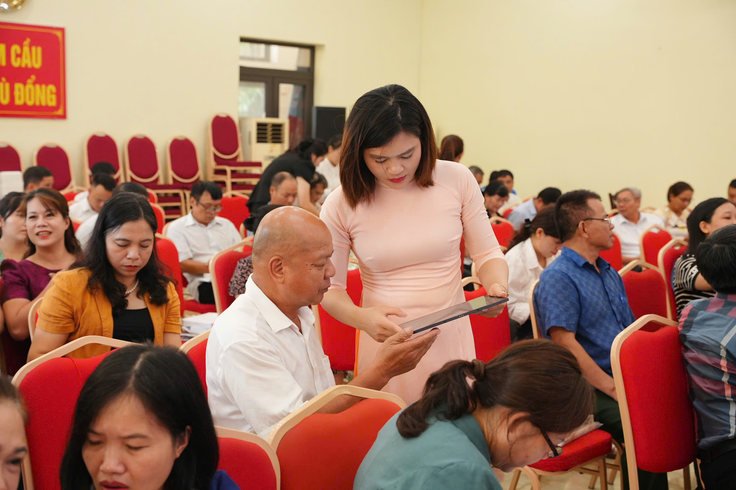 Xây dựng Chi bộ số, xã Phù Đổng trao 56 máy tính bảng cho các chi bộ thôn, tổ dân phố - ảnh 13