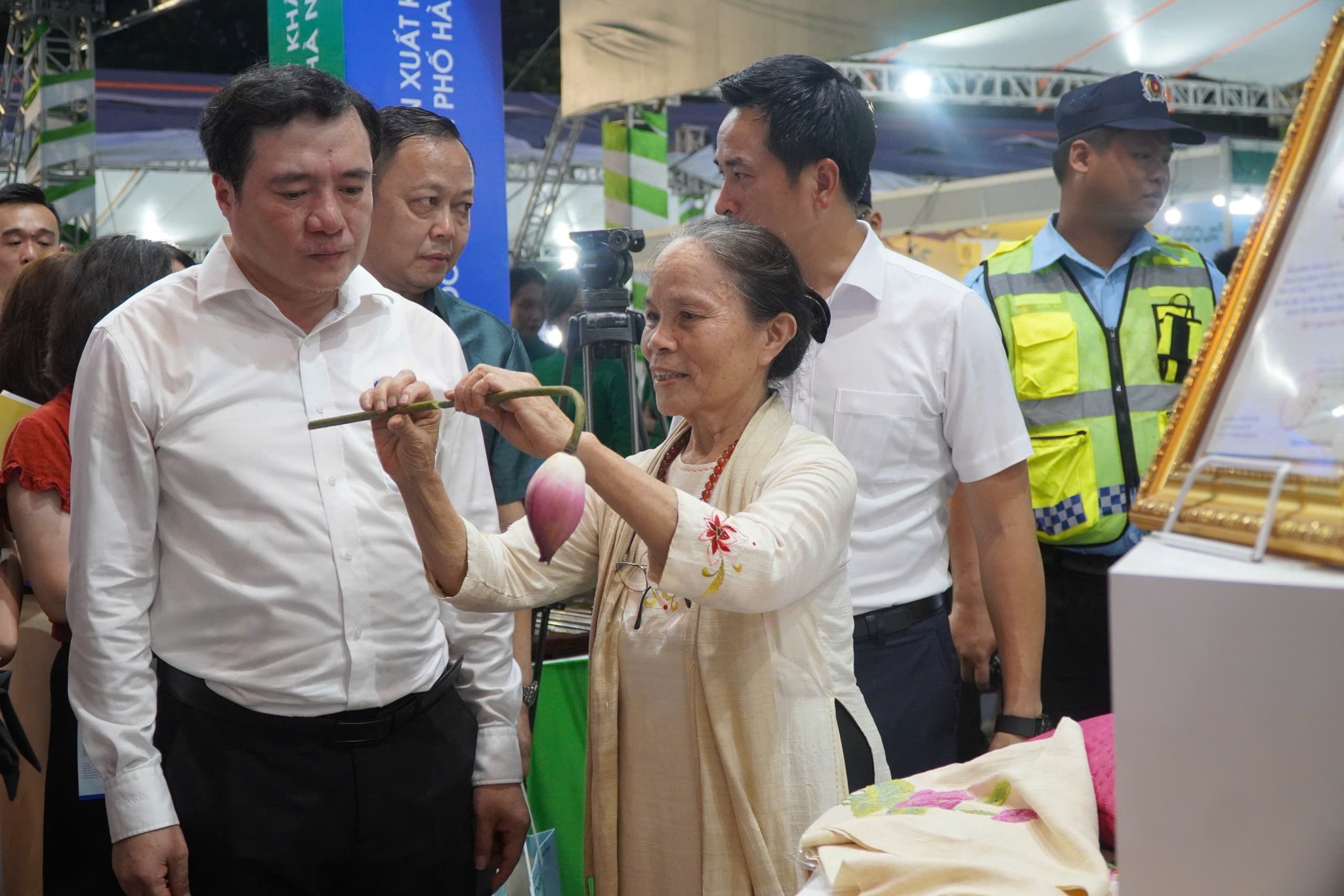 Khai mạc hội chợ các sản phẩm OCOP xuất khẩu VIETNAM OCOPEX 2025 - ảnh 5