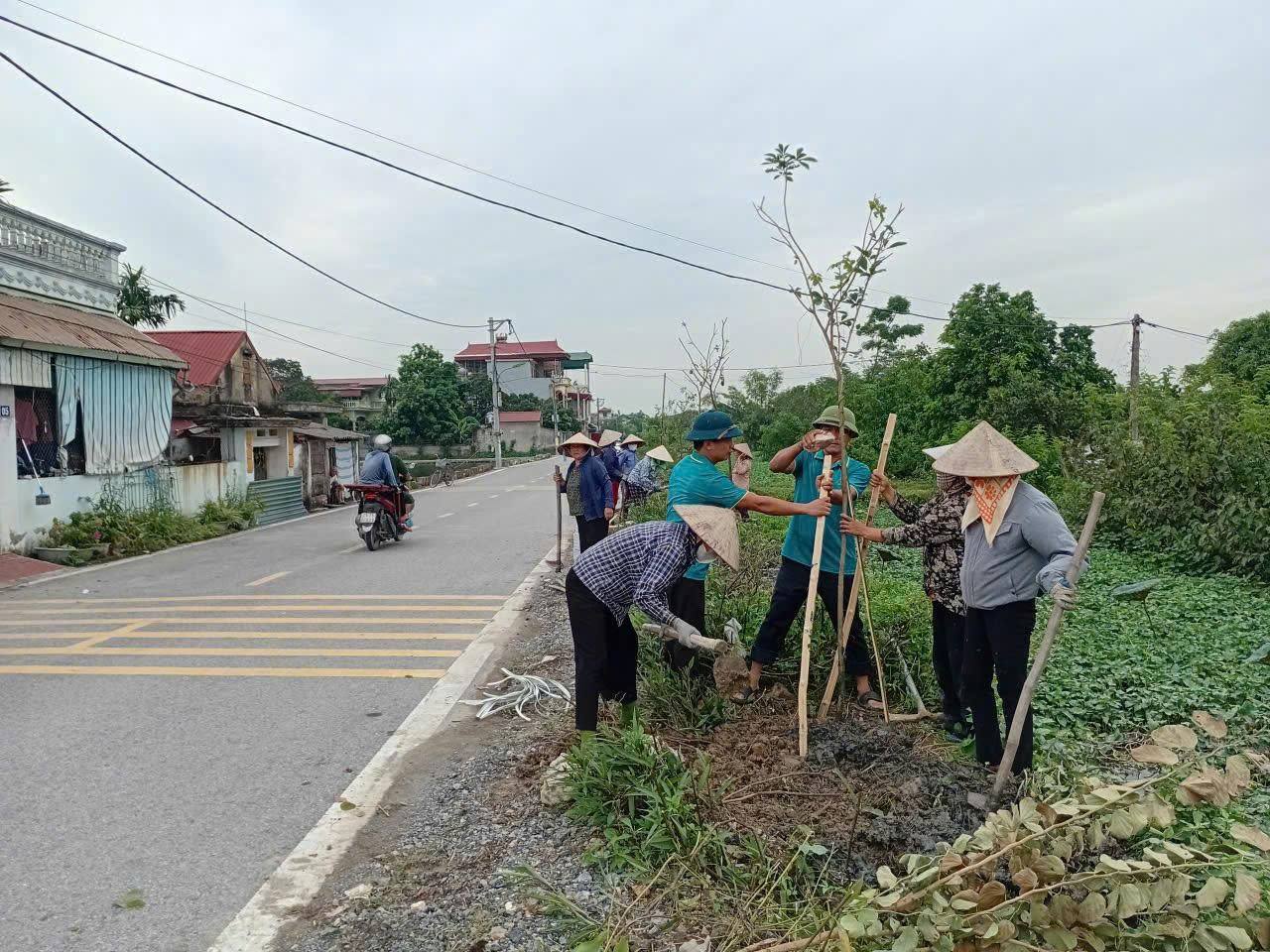 Nông dân xã Ứng Hoà trồng cây chào mừng đại hội Đảng bộ xã và đại hội các đoàn thể - ảnh 2