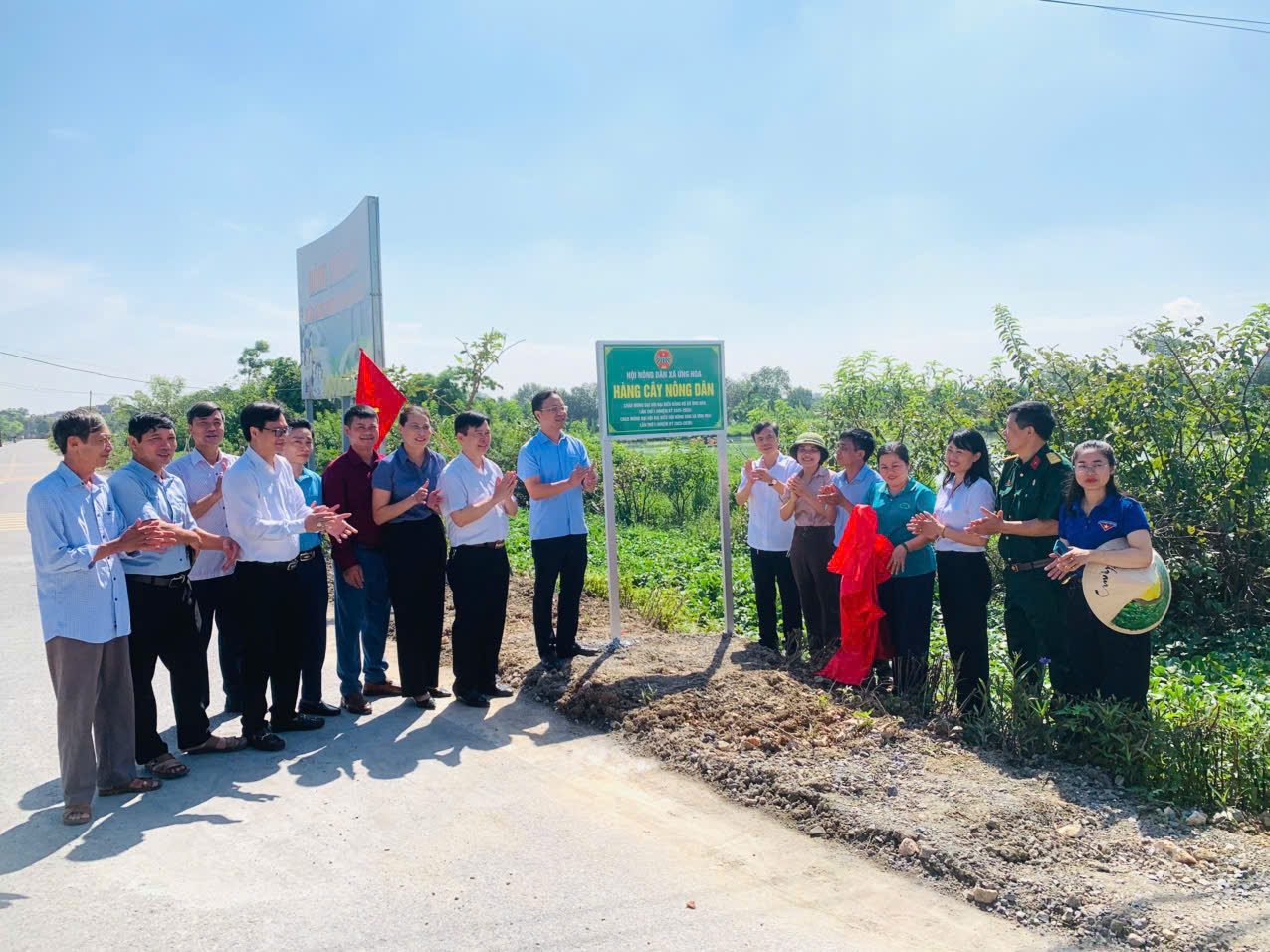 Xã Ứng Hoà gắn biển 4 công trình, hàng cây, đường hoa chào mừng đại hội - ảnh 2