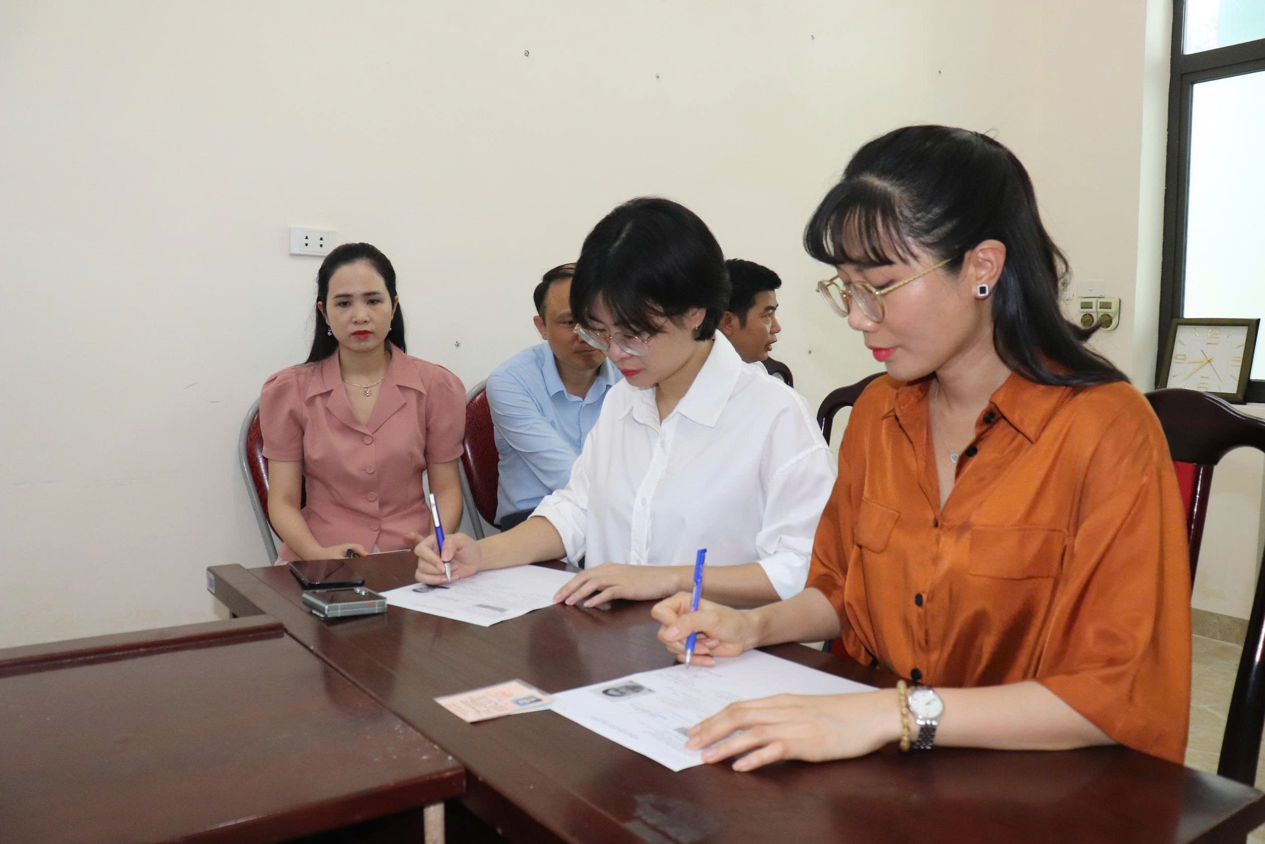 Xã Bát Tràng đổi thẻ đảng viên, chuẩn hóa dữ liệu trong kỷ nguyên số - ảnh 3