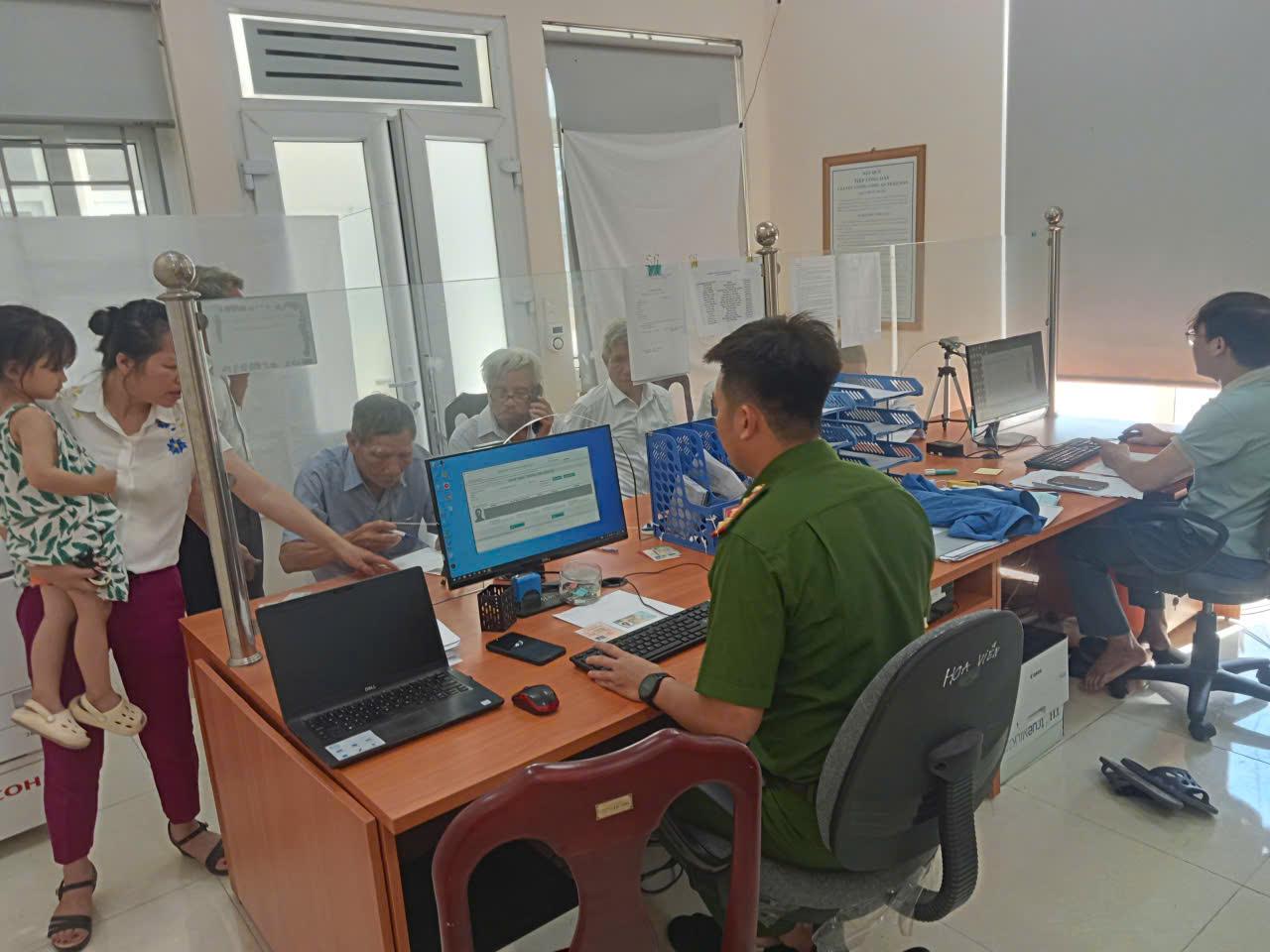 Công an xã Ứng Thiên hỗ trợ thực hiện đổi thẻ đảng cho toàn đảng viên - ảnh 3