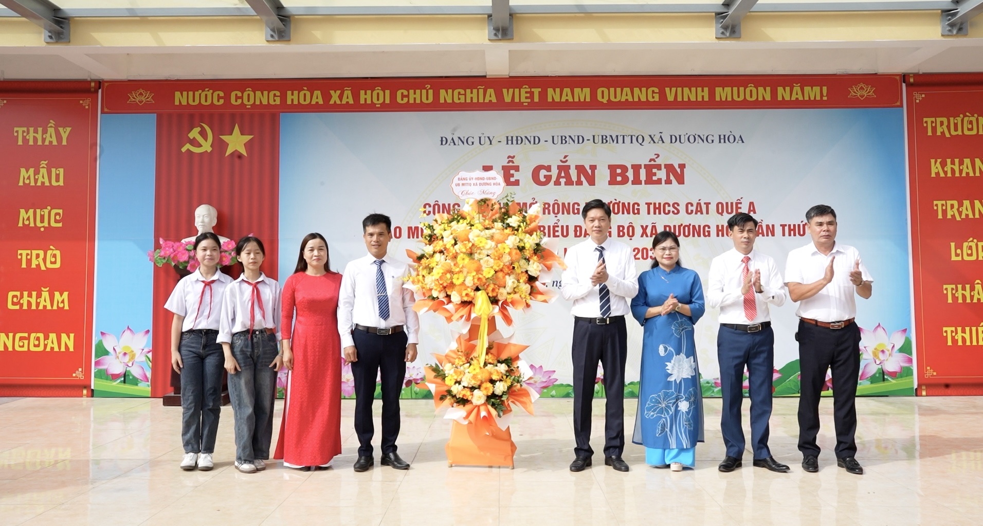 Xã Dương Hòa gắn biển công trình chào mừng Đại hội Đảng các cấp - ảnh 1