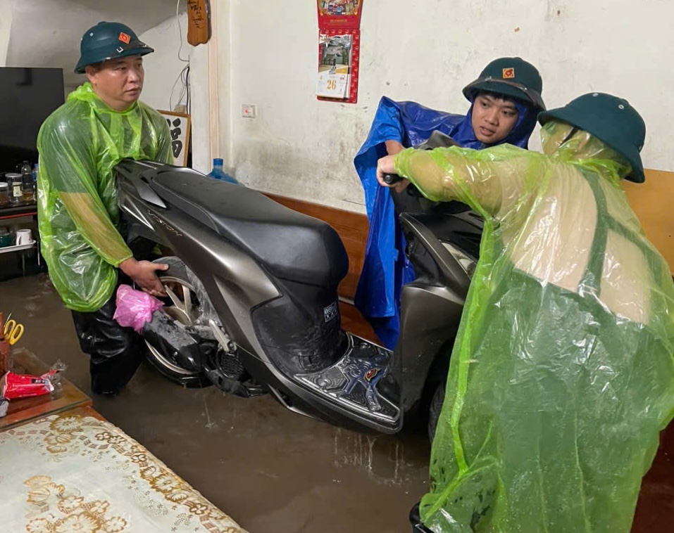 Phường Sơn Tây hỗ trợ người dân ứng phó với ảnh hưởng của bão số 5 - ảnh 3